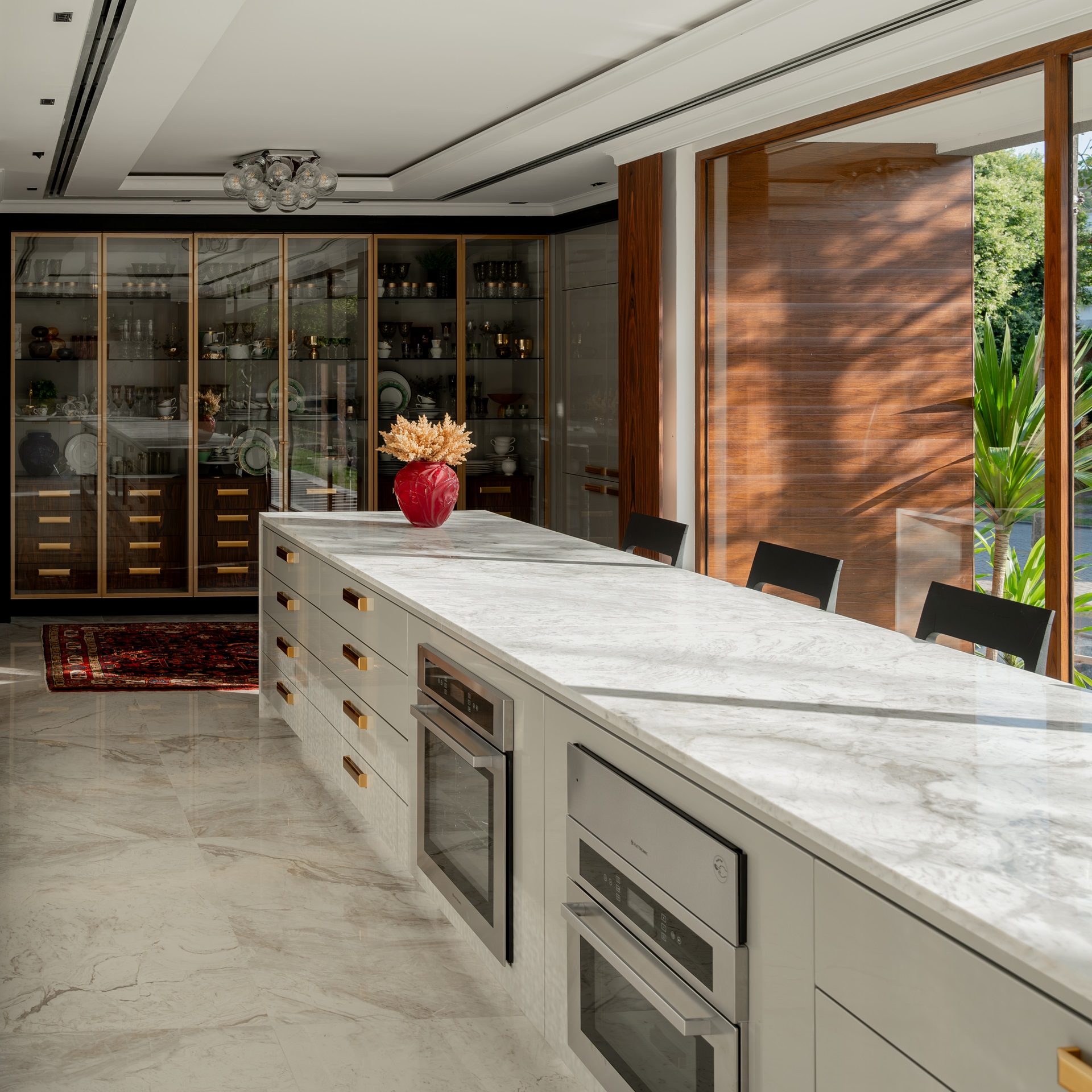 Ilha da cozinha em destaque, com piso e bancada marmorizada com produtos de fundo branco