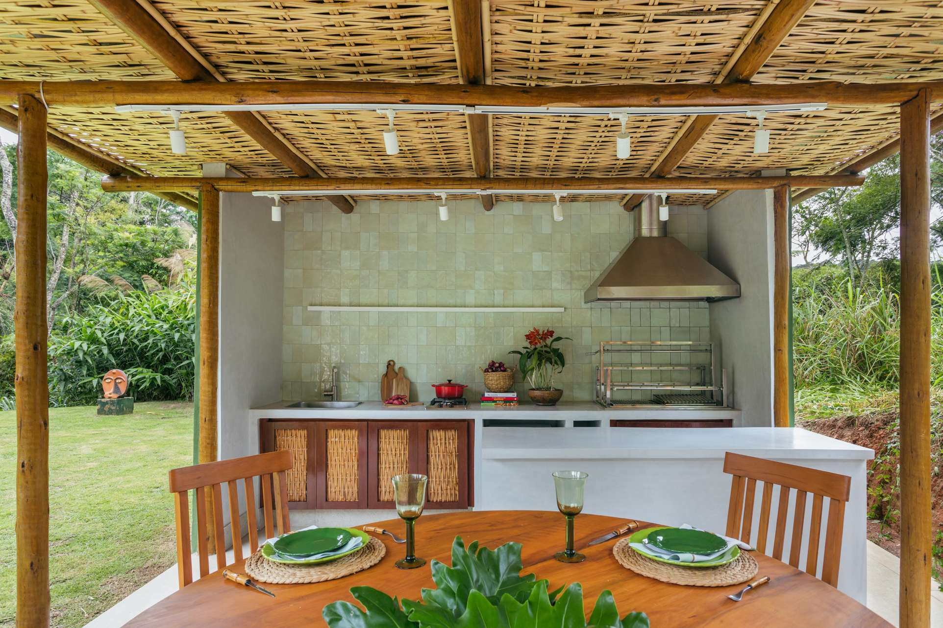 Varanda em meio ao jardim, com detalhes em madeira