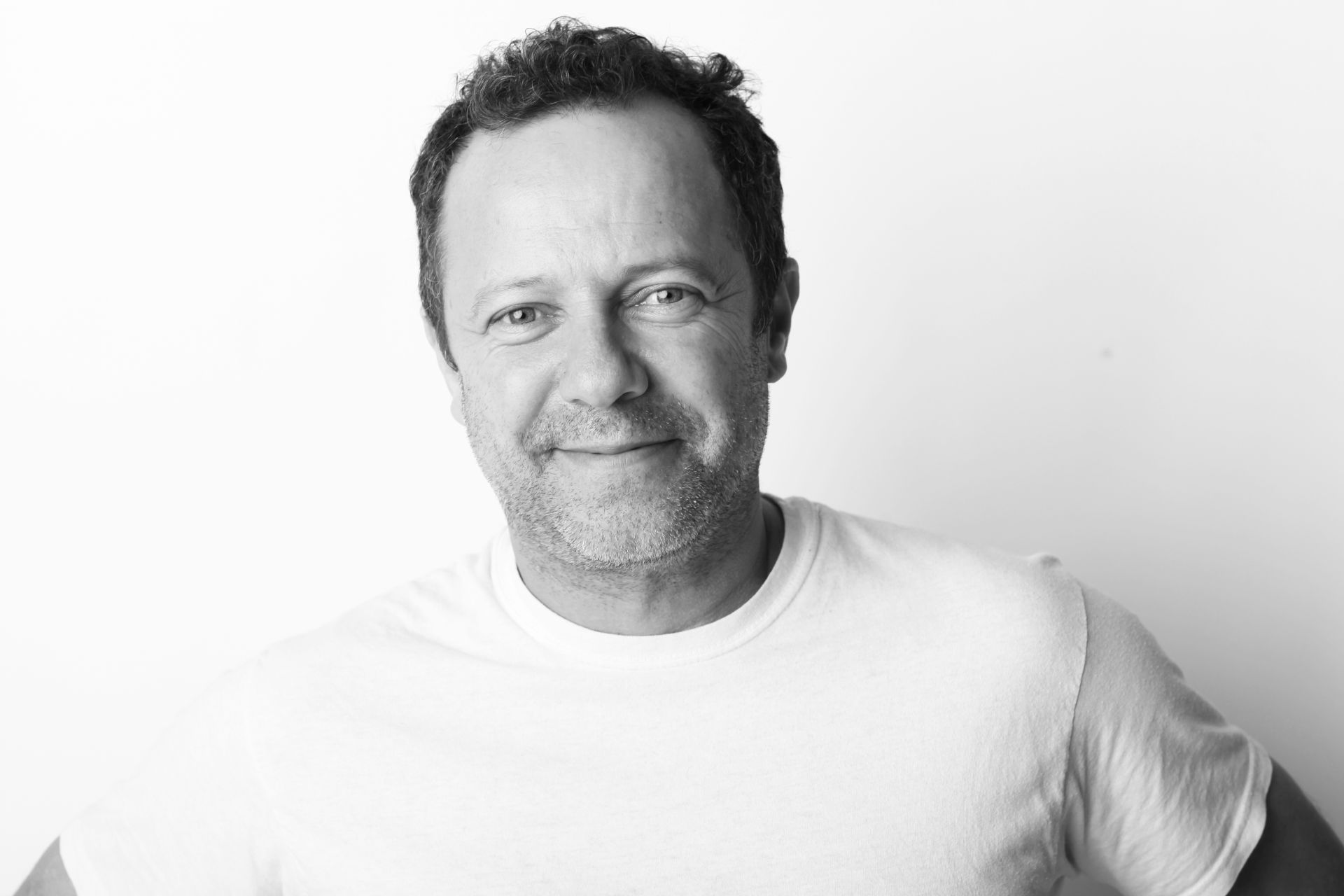 Retrato de Vik Muniz, que usa uma camiseta branca