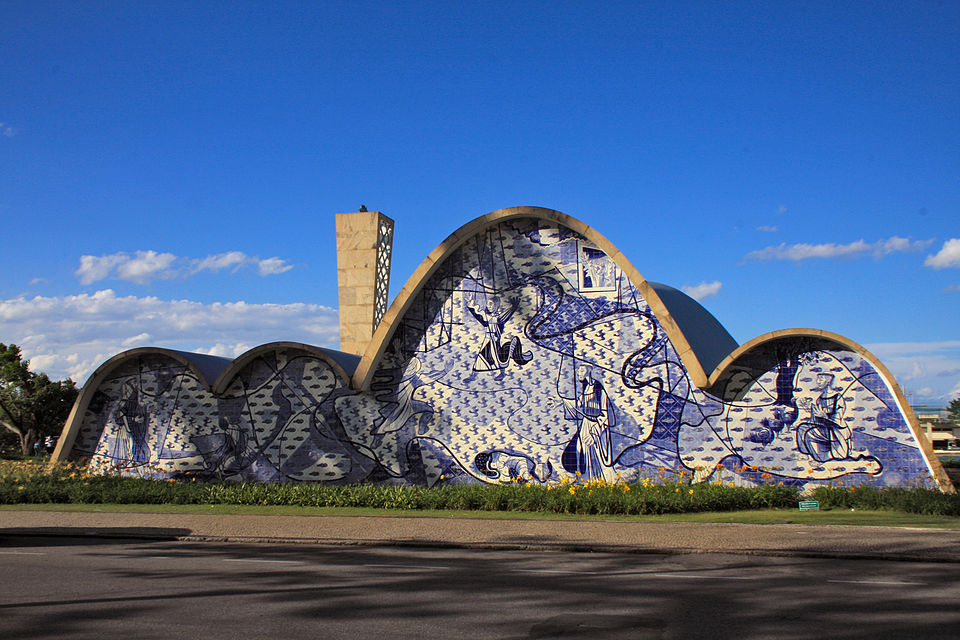 Igrede São Francisco de Assis, assinada por Niemeyer e com obras de Portinari