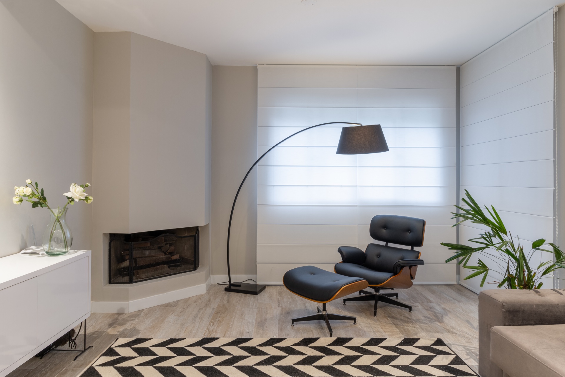 Sala minimalista com poltrona de destaque