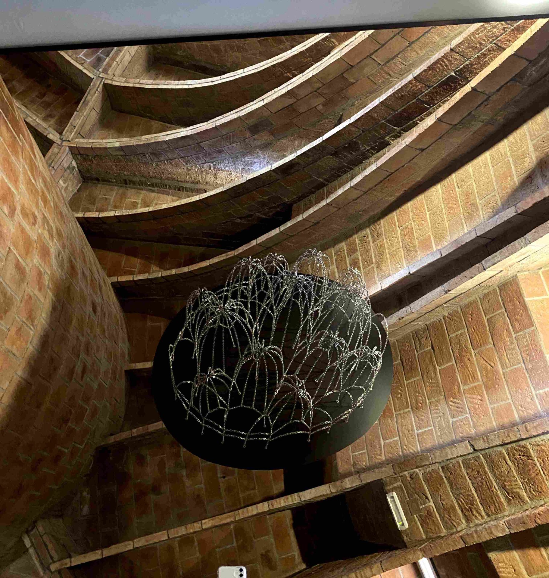 Maquete de Gaudí vista por um espelho logo abaixo dela