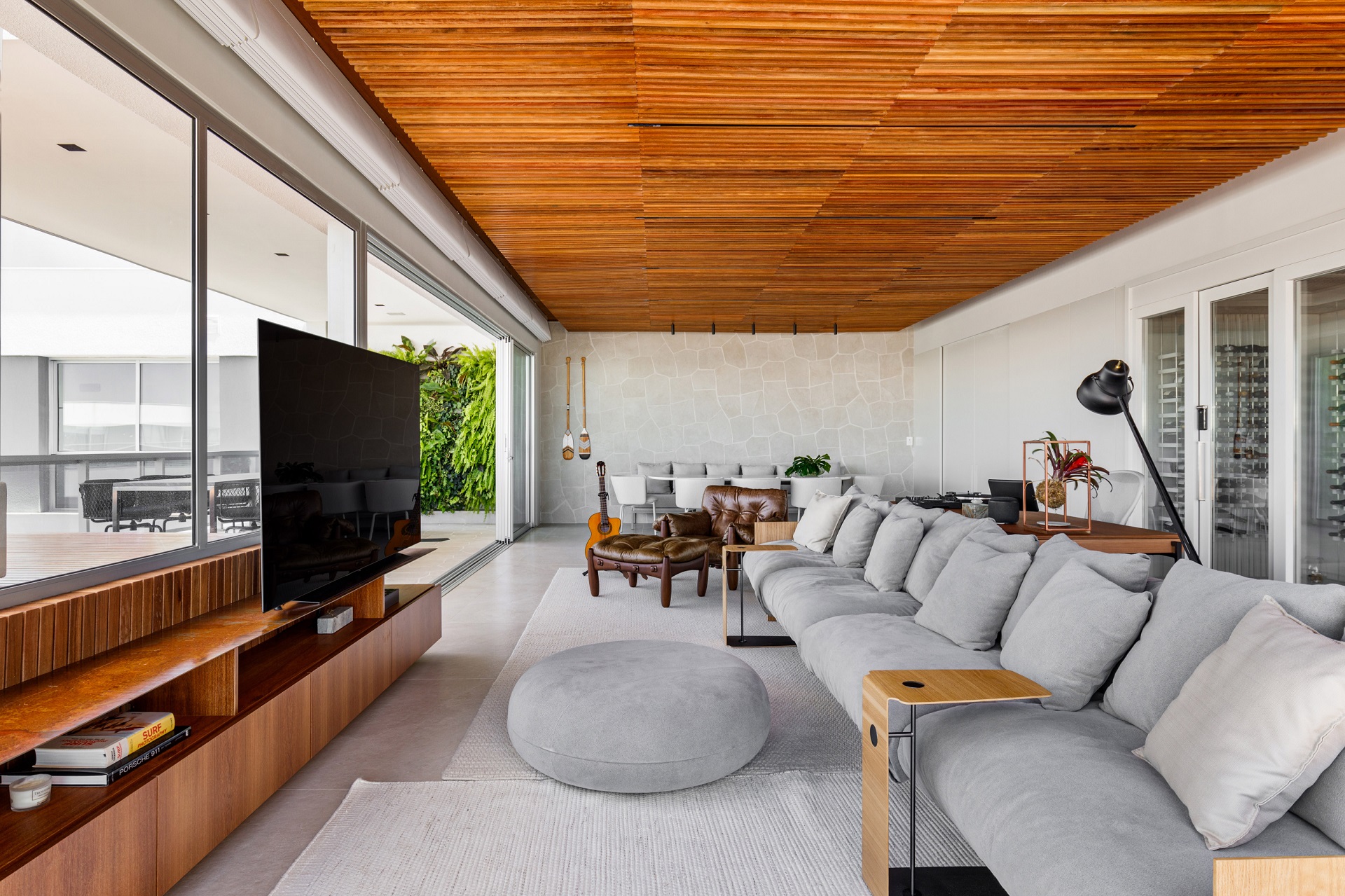 apartamento com teto de madeira ripada