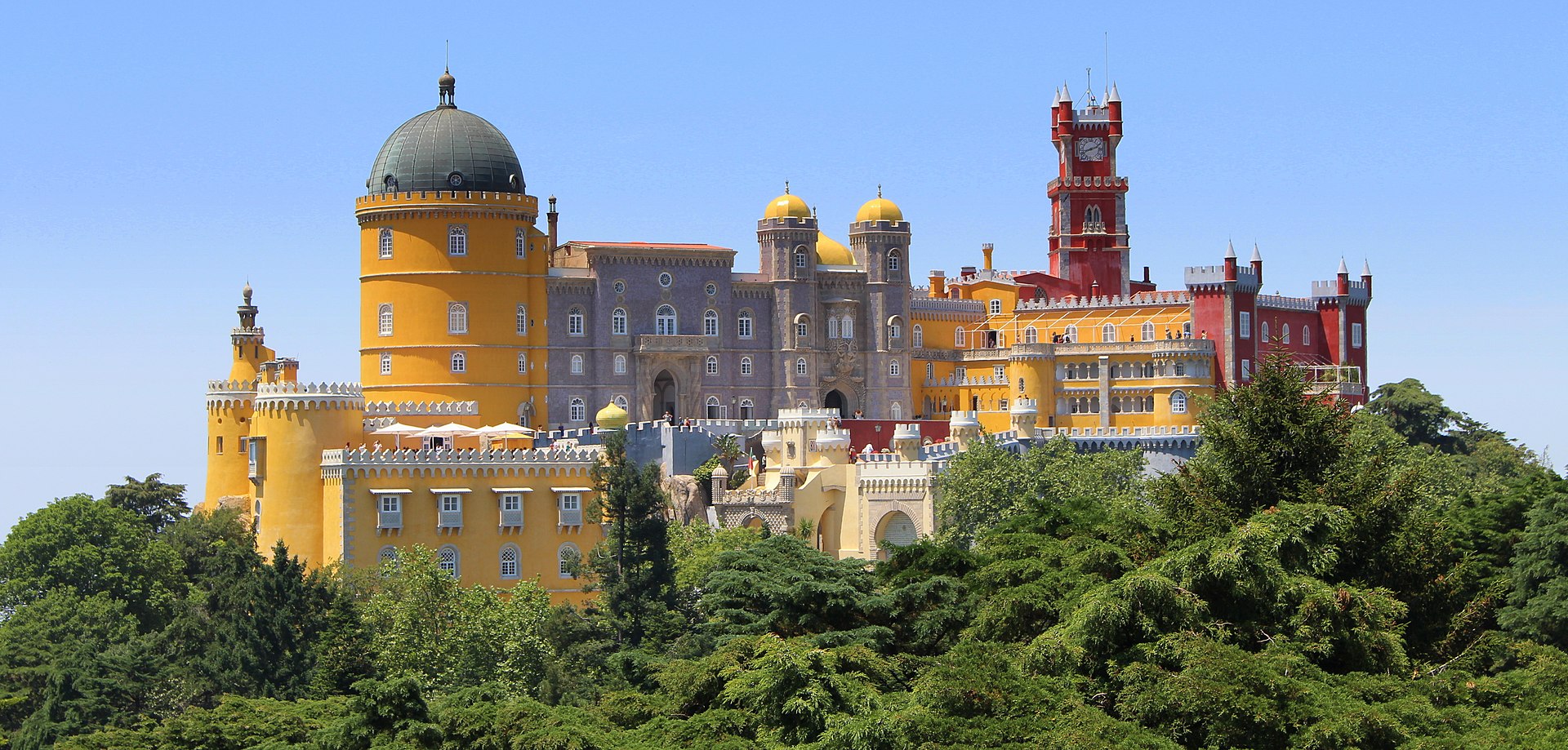 Fachada do Palácio da Pena, com as suas diferentes cores, como amarelo, azul e vermelho