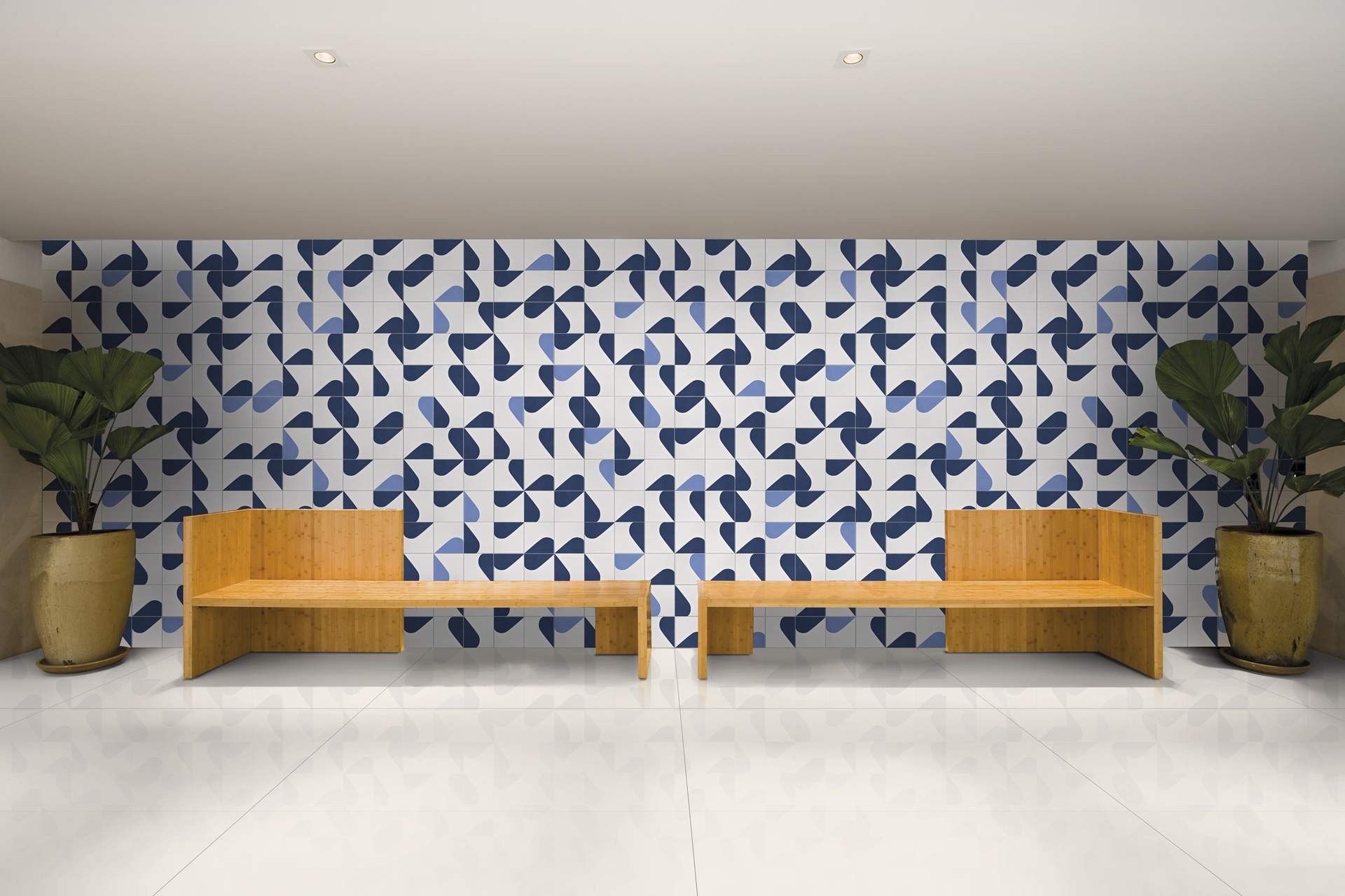 Ambiente com dois bancos de madeira e painel de azulejos brancos e azuis ao fundo