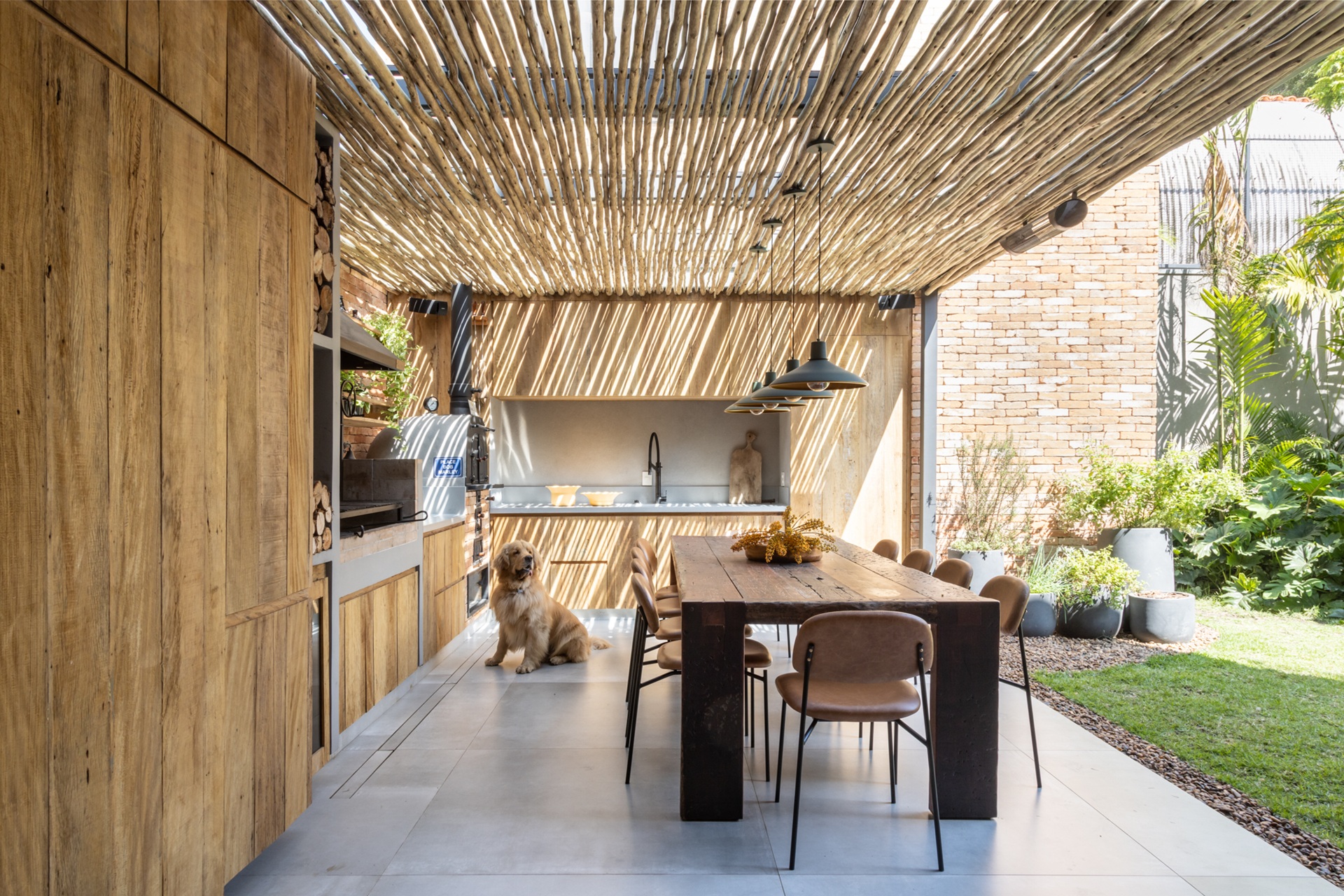 Área gourmet rústica em espaço externo