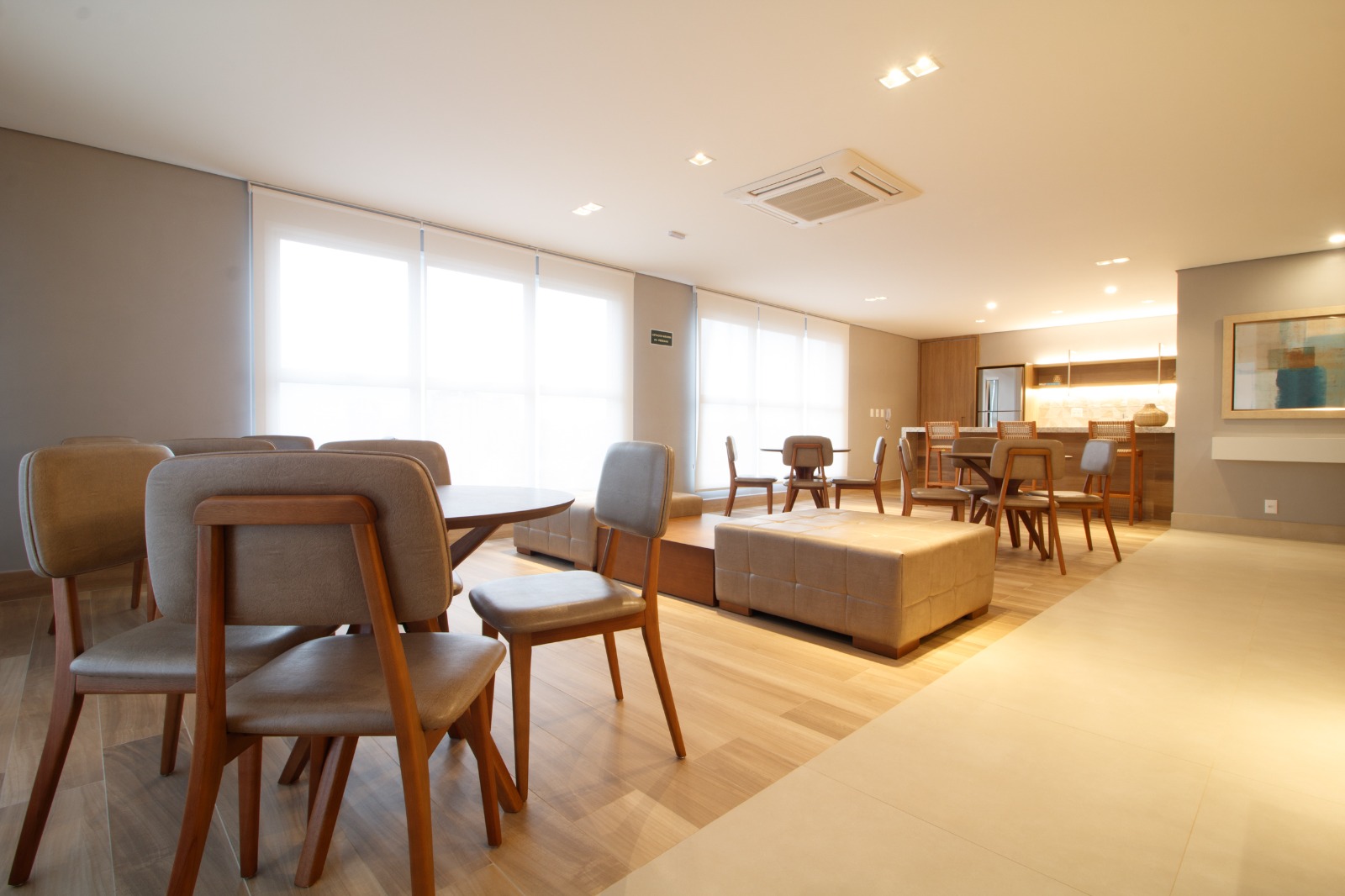 coworking com decoração neutra