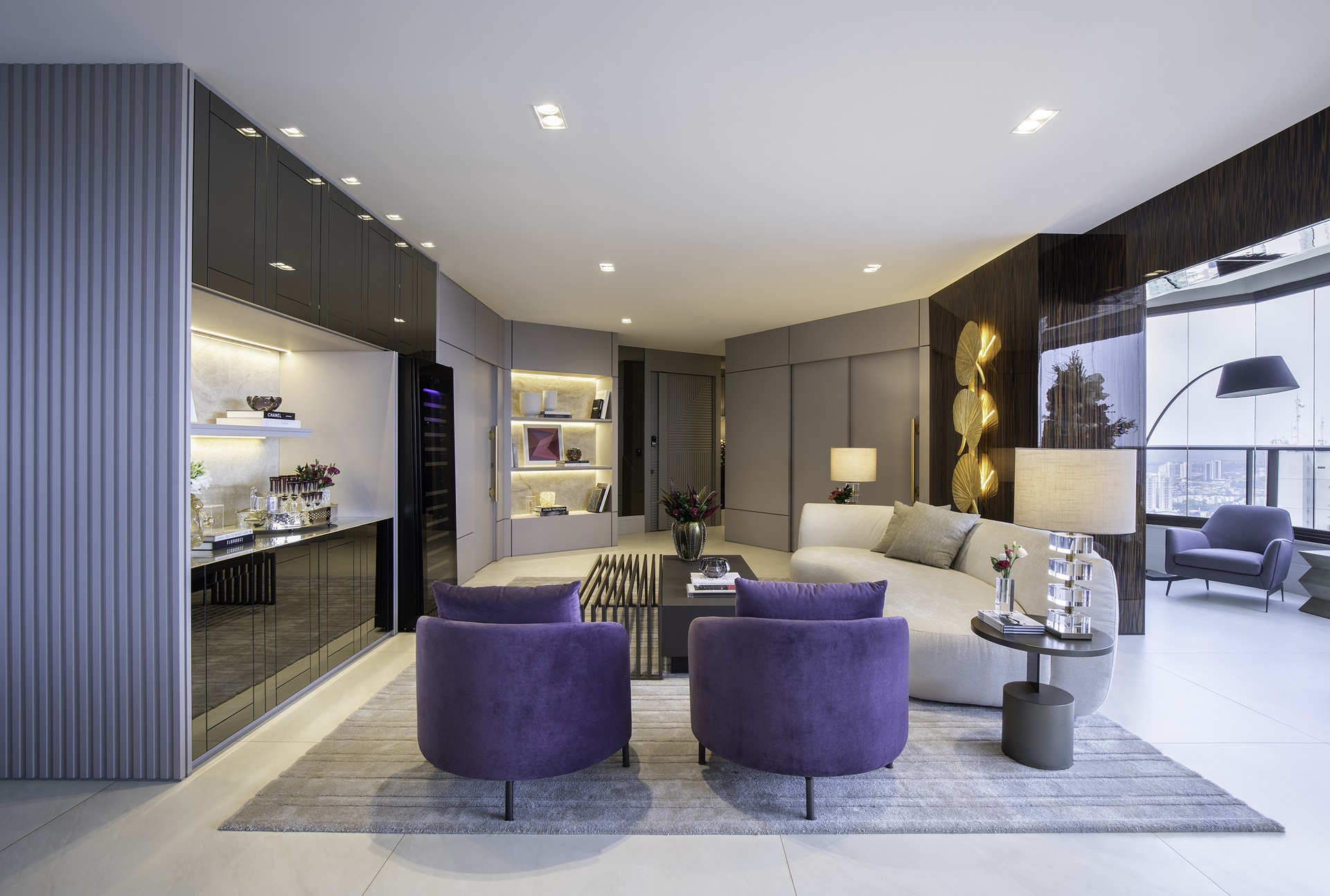 Living com tons neutros nos móveis e no piso, poltronas roxas em destaque e detalhes pretos nas paredes