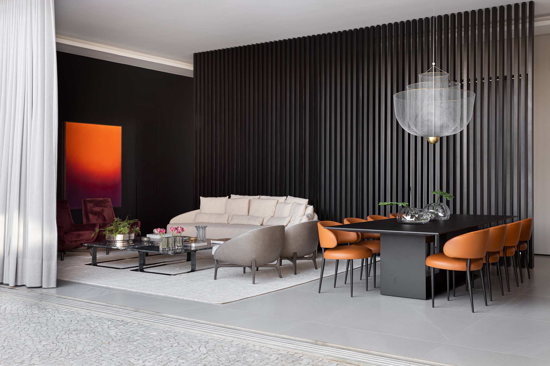 Living integrado ao ambiente externo, com piso neutro e claro e parede ripada preta