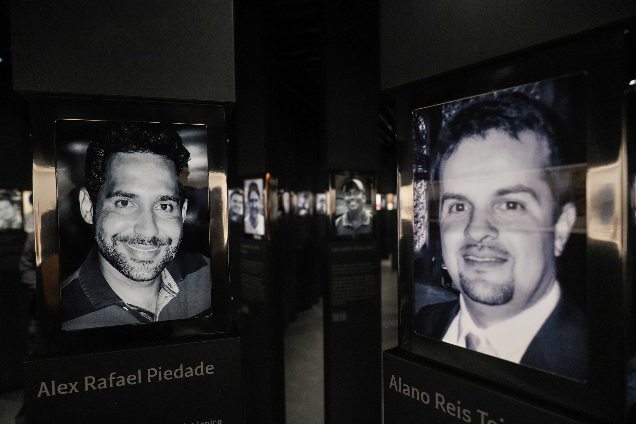 Totens com nome e fotos homenageiam as vítimas