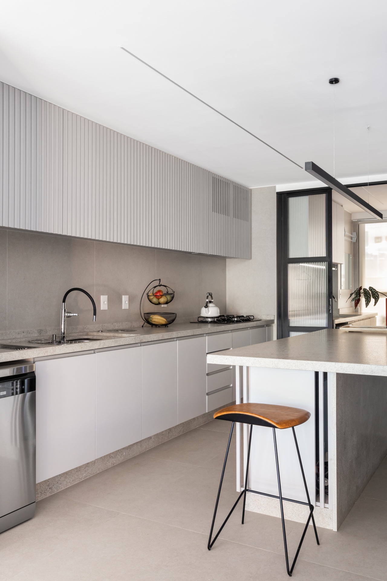 Cozinha minimalista em tons branco, cinza e preto