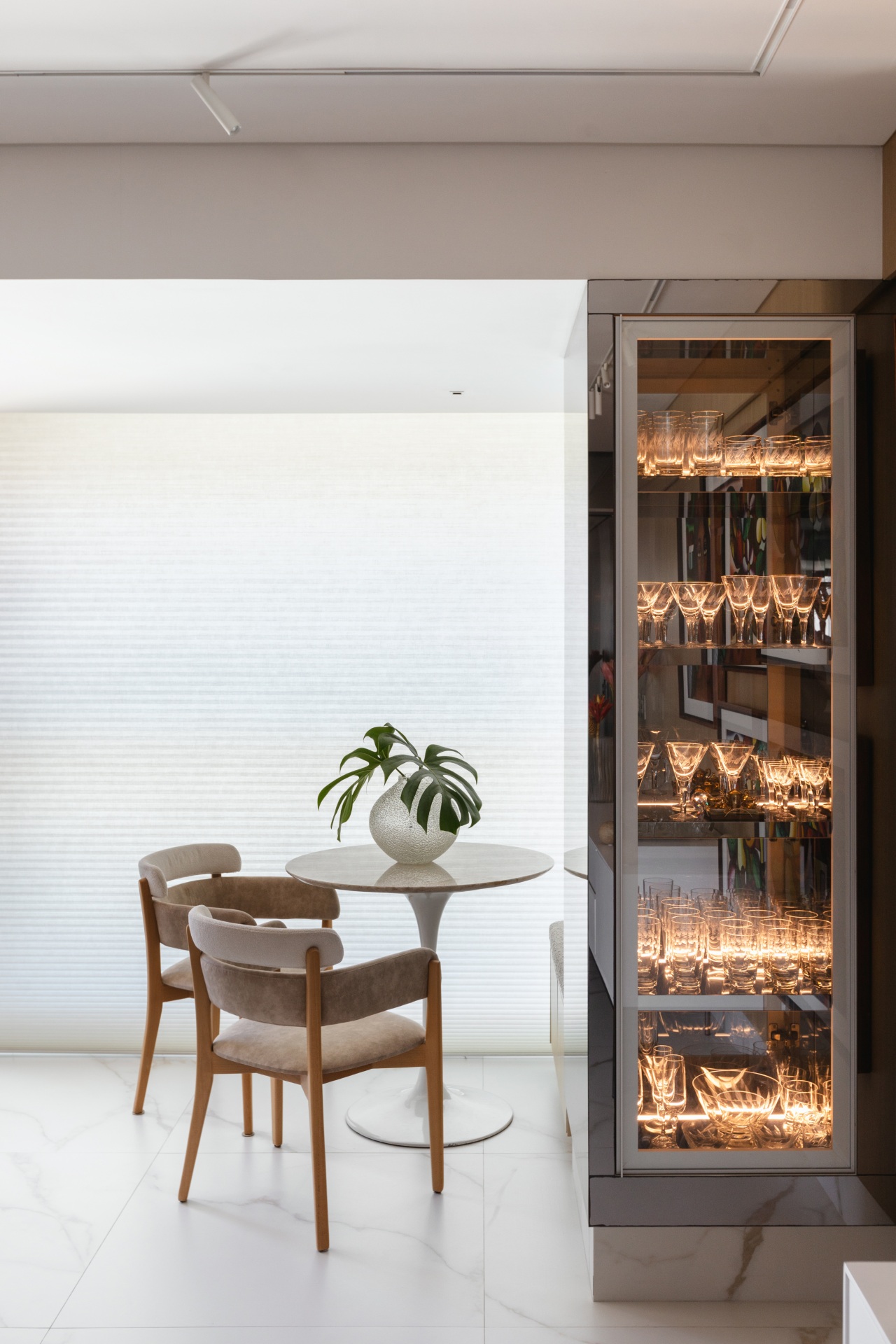 Canto com mesa, cadeiras e cristaleira