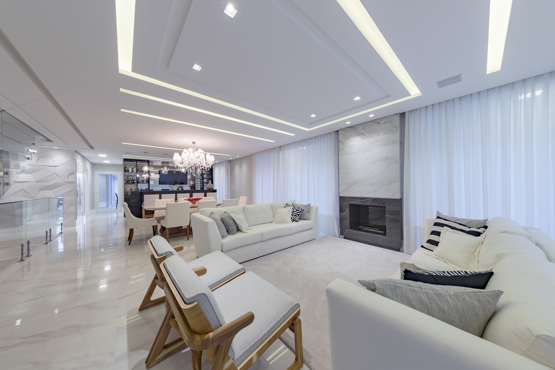 Sala em tons neutros com lareira em porcelanato marmorizado preto