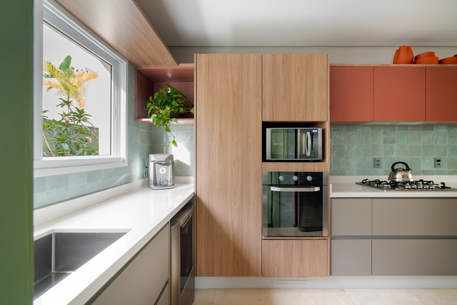 Cozinha com tons terrosos e suaves