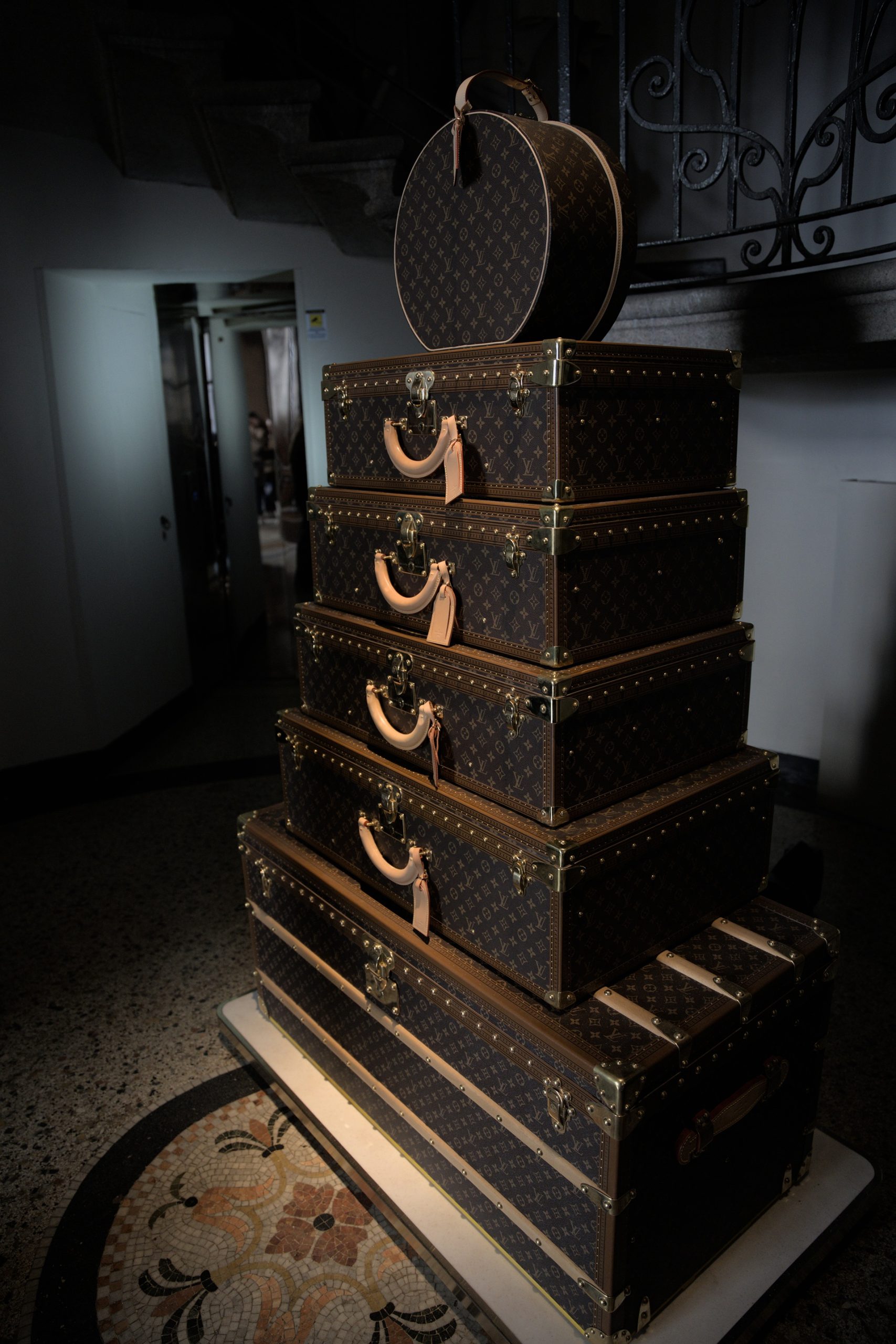 Pilha de malhas rígidas com estampa clássica da Louis Vuitton