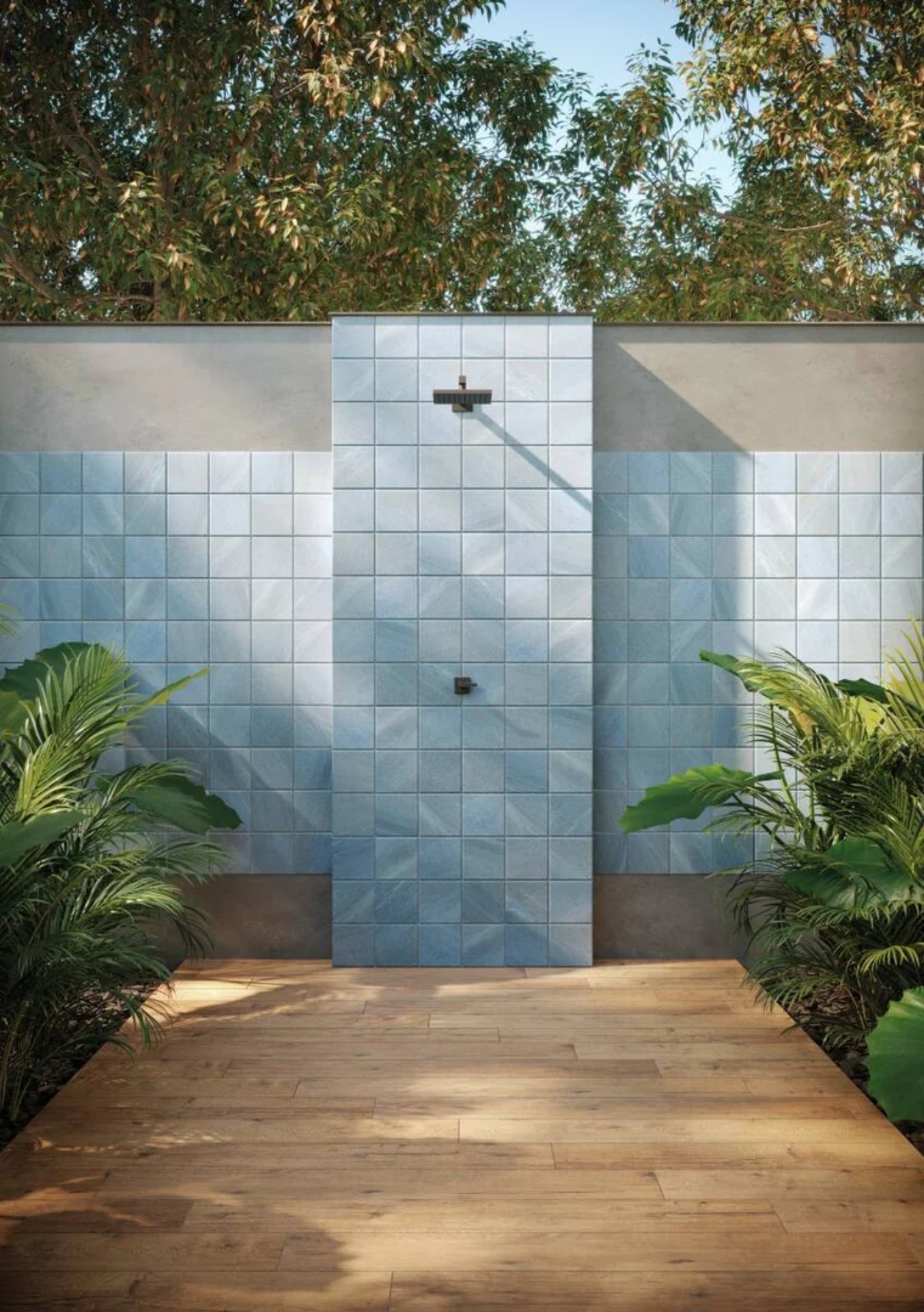 Um chuveiro ao ar livre com plantas e árvores, um piso de madeira com uma parede de azulejos