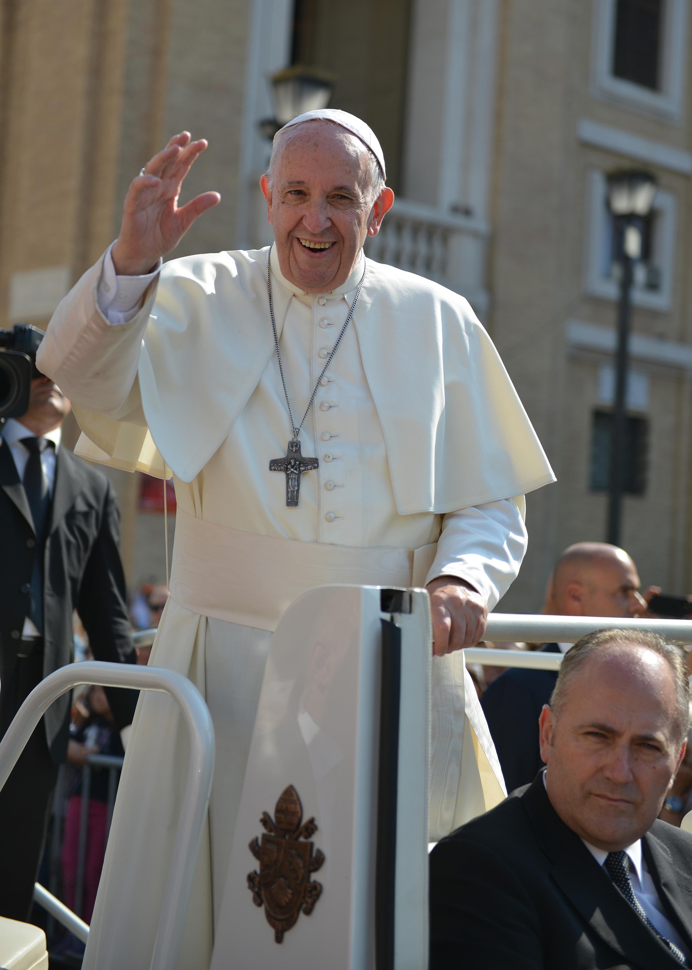 Capela Sistina Papa Francisco acenando aos fiéis