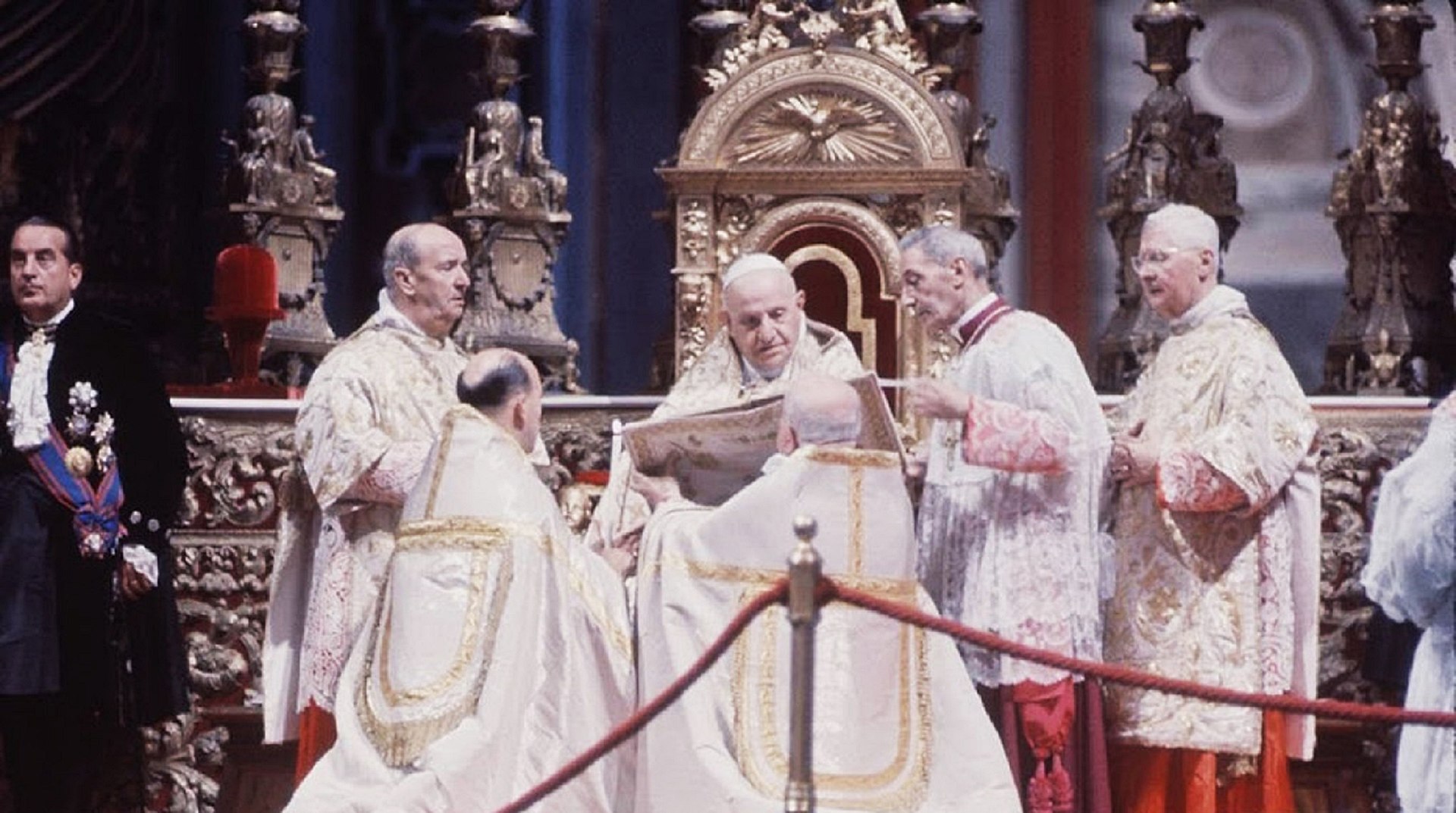 Sob o olhar atento do mundo, João XXIII inaugura o Concílio Vaticano II, abrindo as portas da Igreja para o século XX.