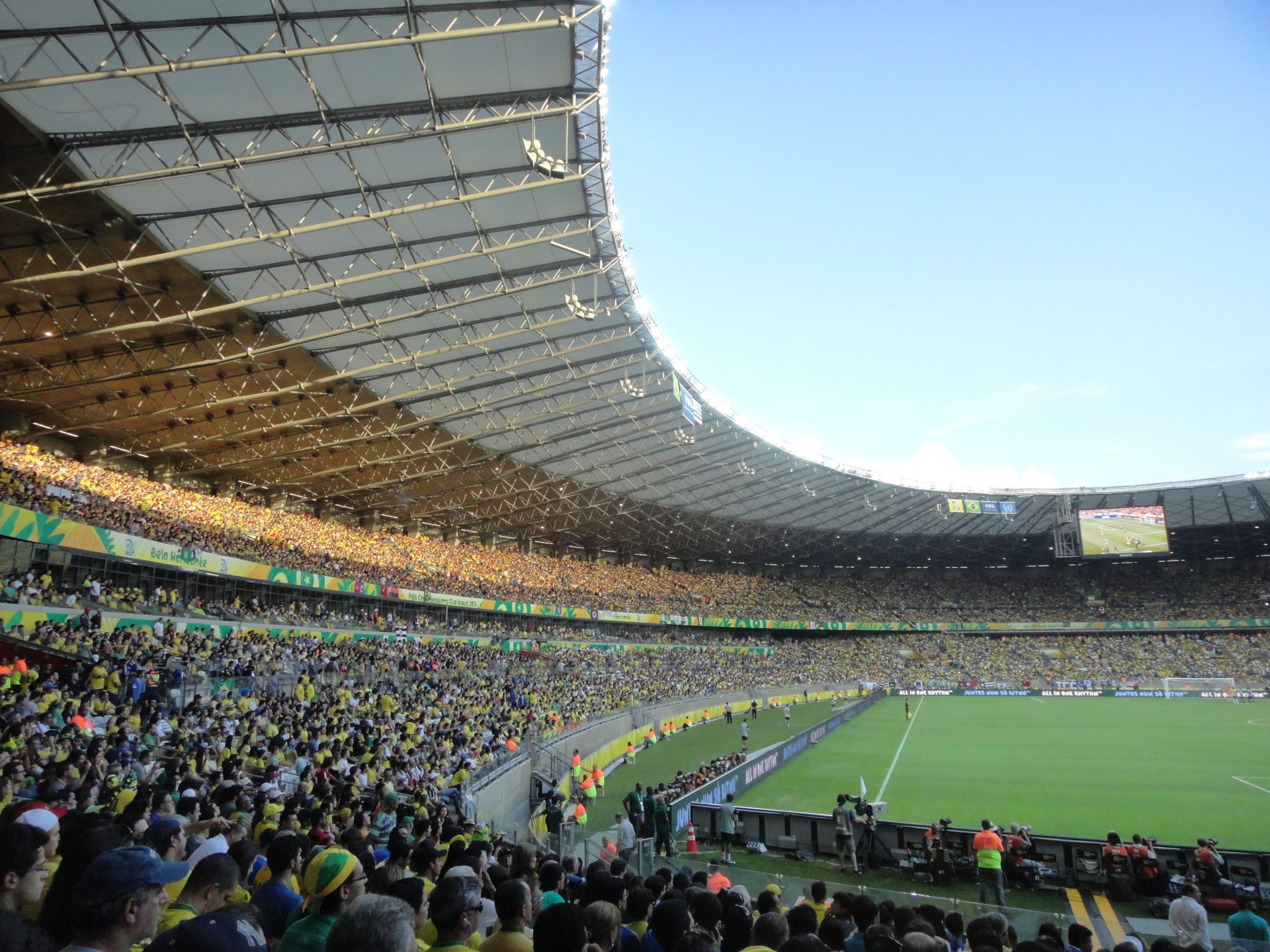 Visão do interior do Estádio Mineirão com as arquibancadas cheias de gente