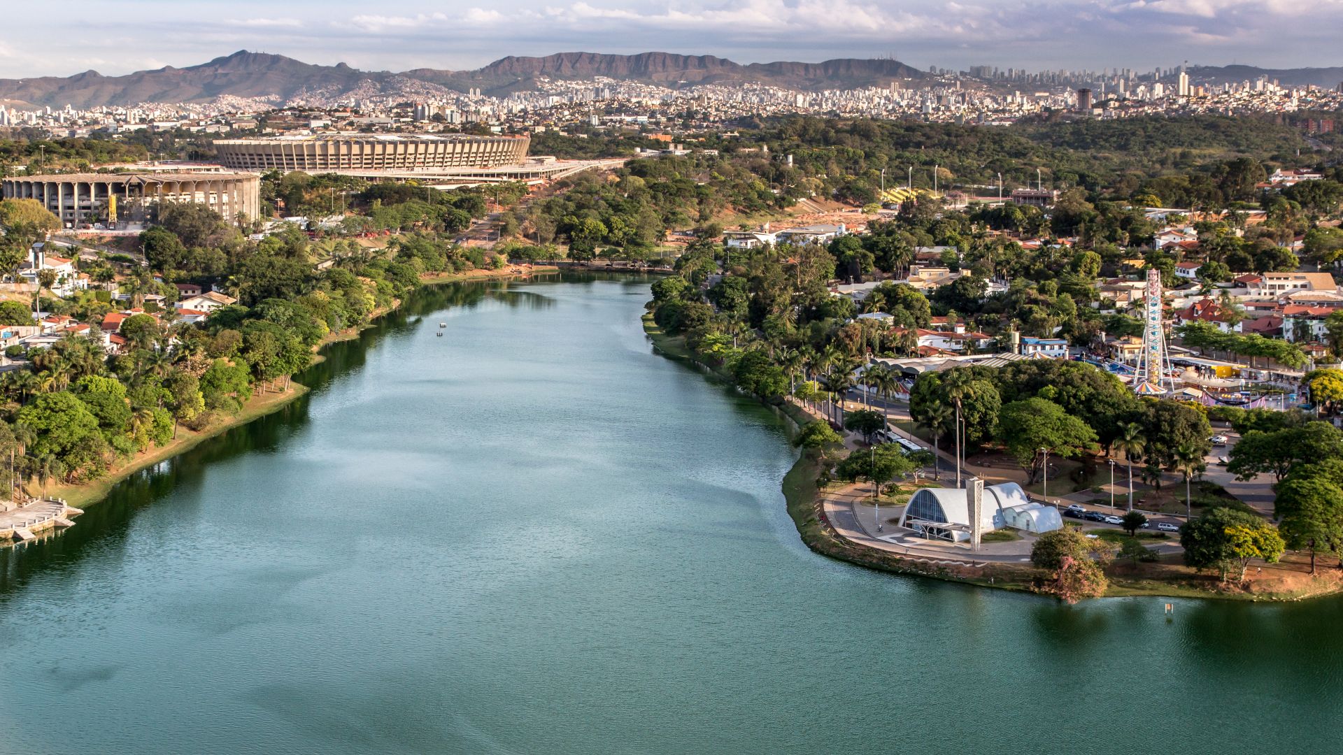 Vista aérea da Lagoa da Pampulha, com o Estádio Mineirão ao fundo