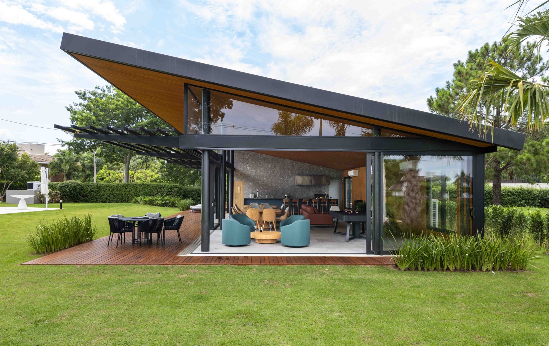 Construção de estilo moderno em meio à natureza