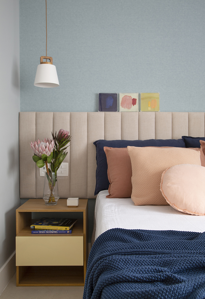 Detalhe de quarto com paleta de cores suave