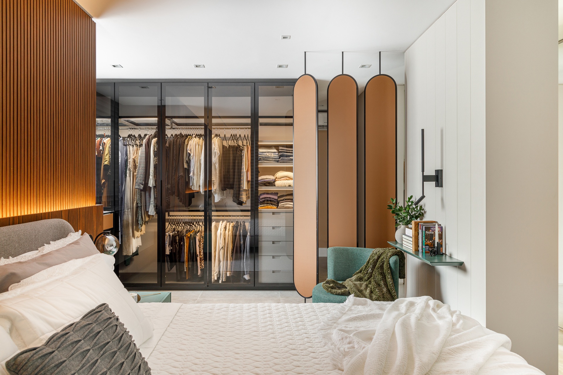 Quarto de casal com closet em portas translúcidas em destaque