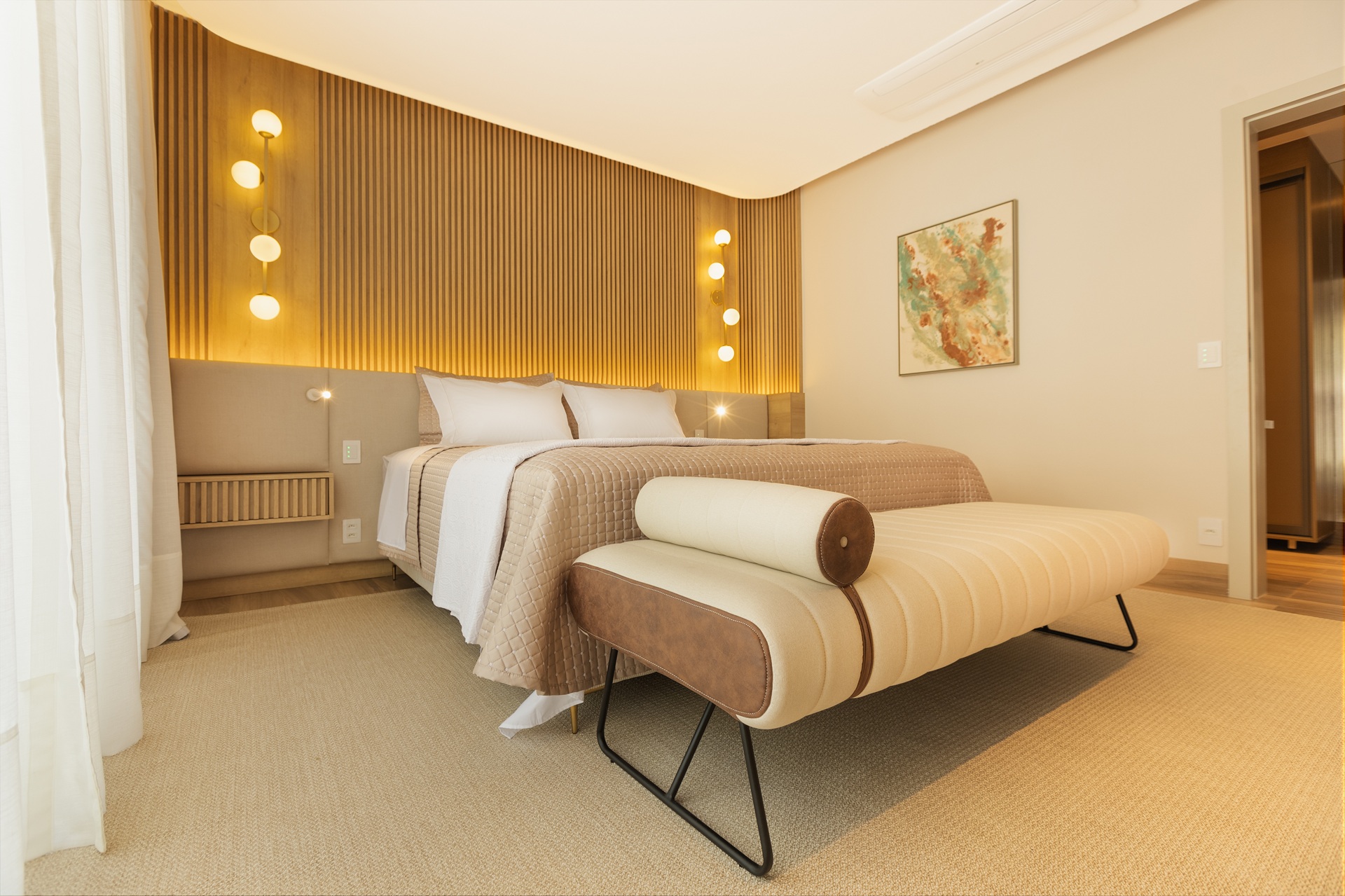 Quarto de casal com painel ripado