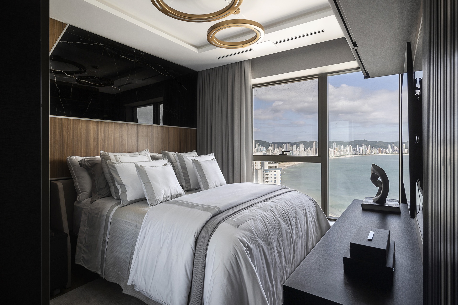 Quarto masculino com decoração moderna e vista para o mar