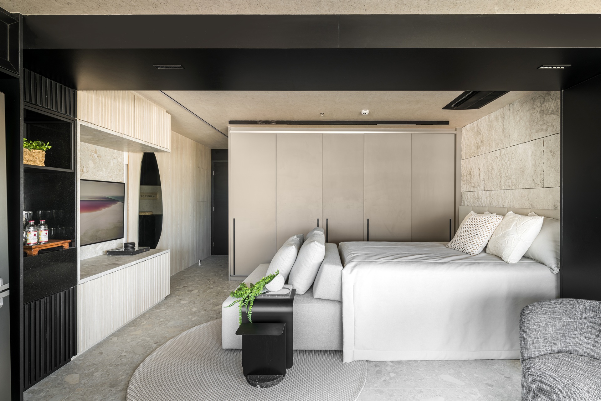 Quarto em tons de bege com detalhes em preto