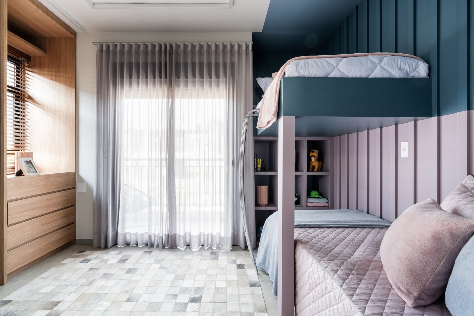 Quarto infantil com beliche que tem camas em cores diferentes: rosa e azul