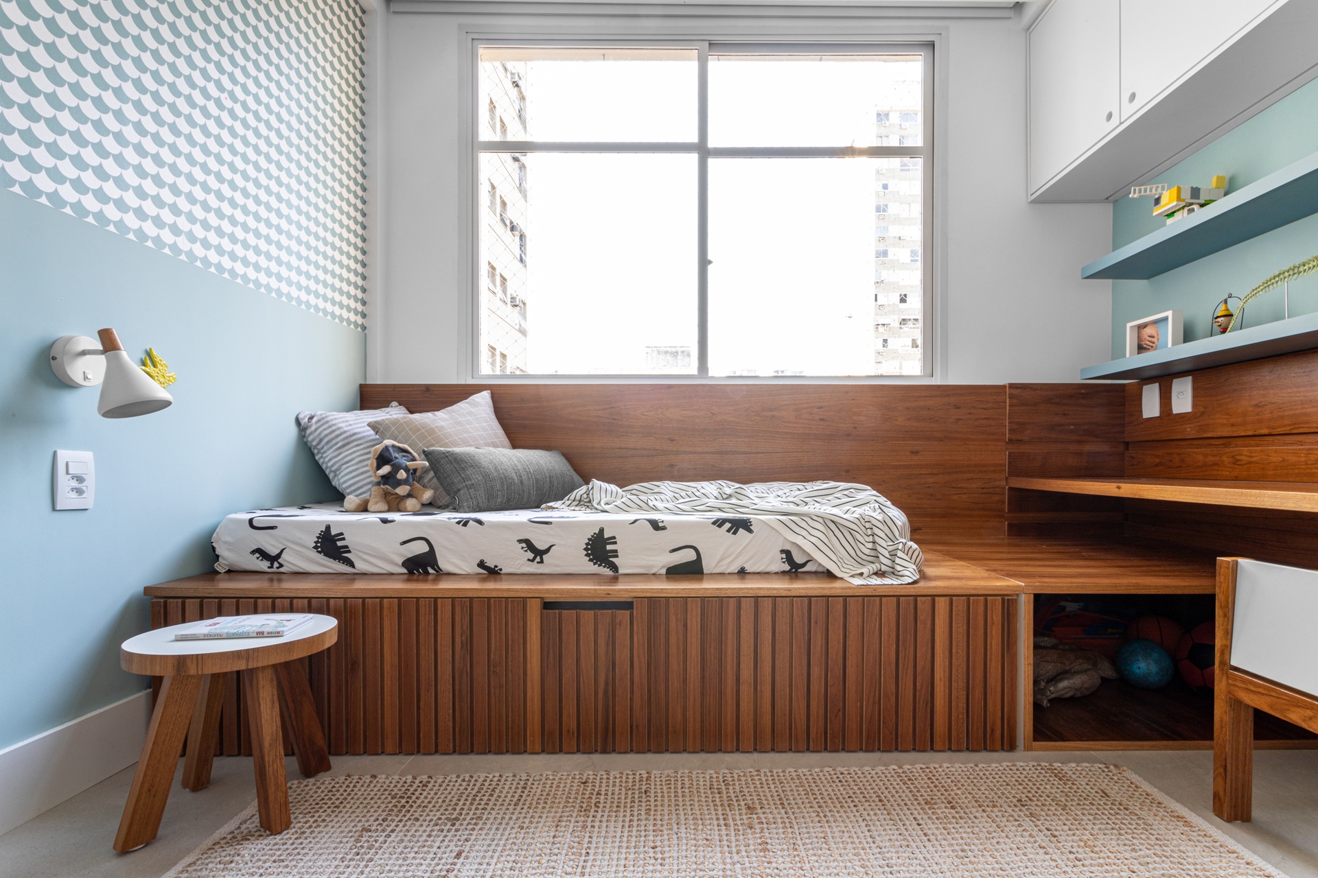 Quarto infantil com cama em madeira em frente à janela