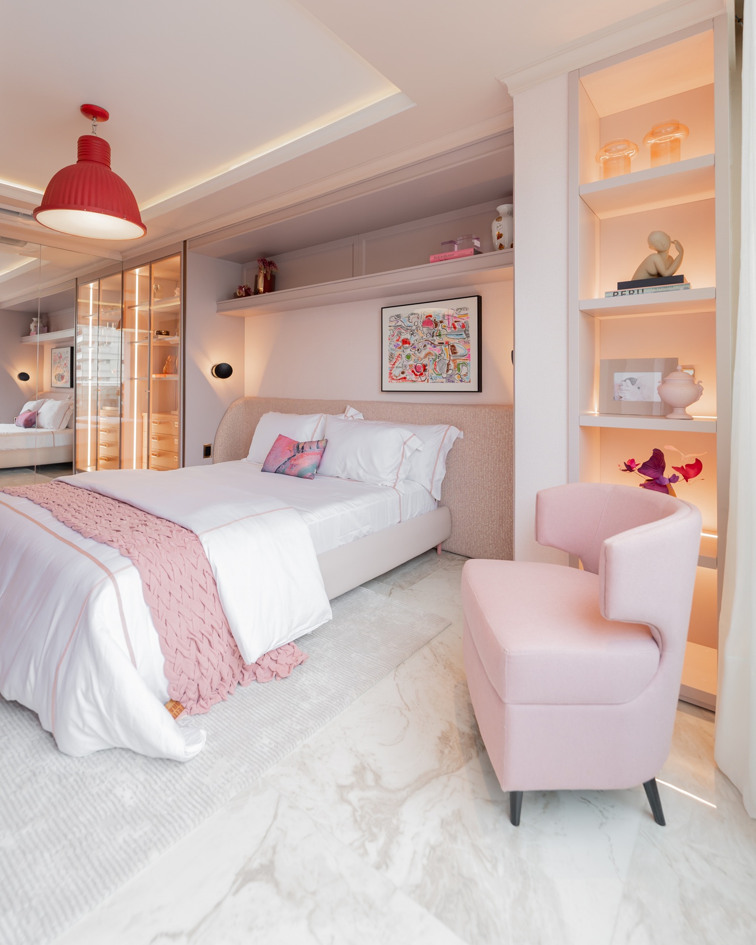 Quarto feminino em tons de branco e rosa