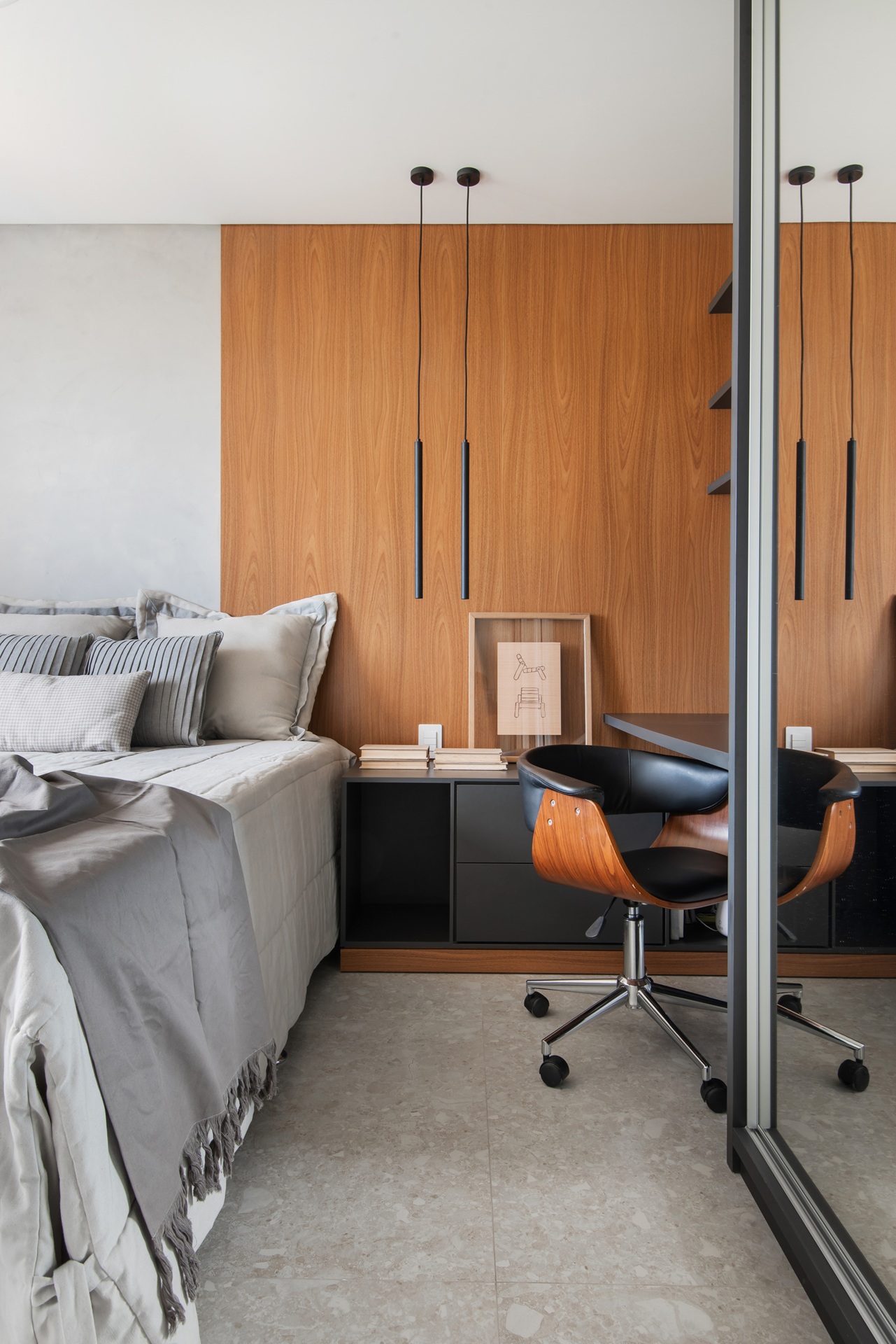 Quarto com cadeira giratória