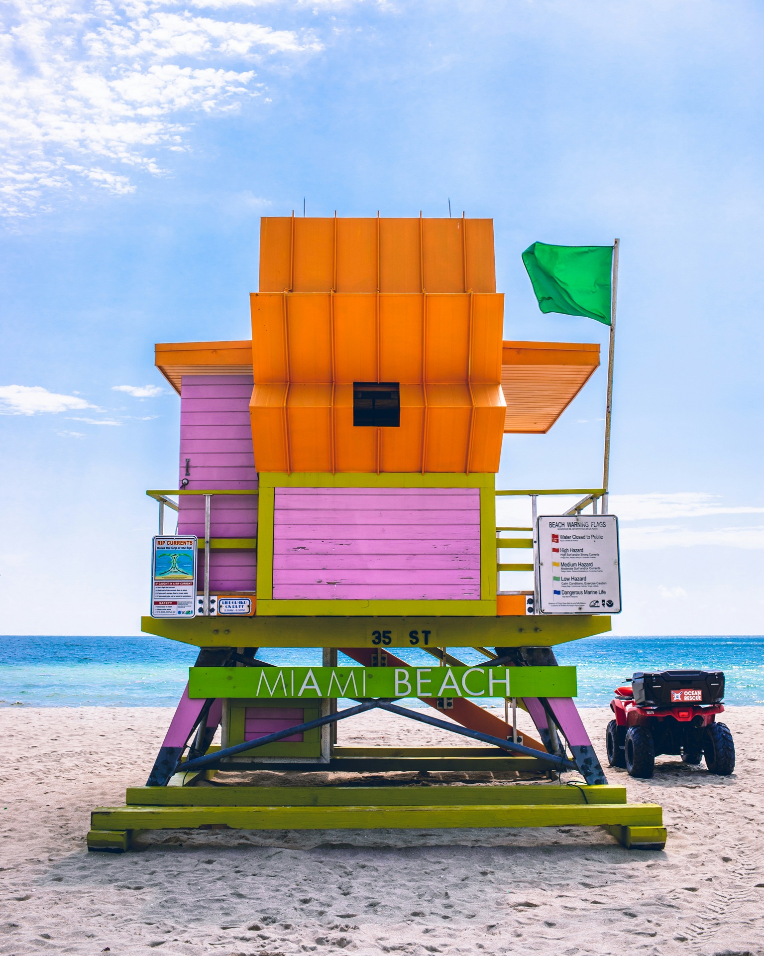 Construção em madeira na praia de Miami em tons como verde, laranja e rosa