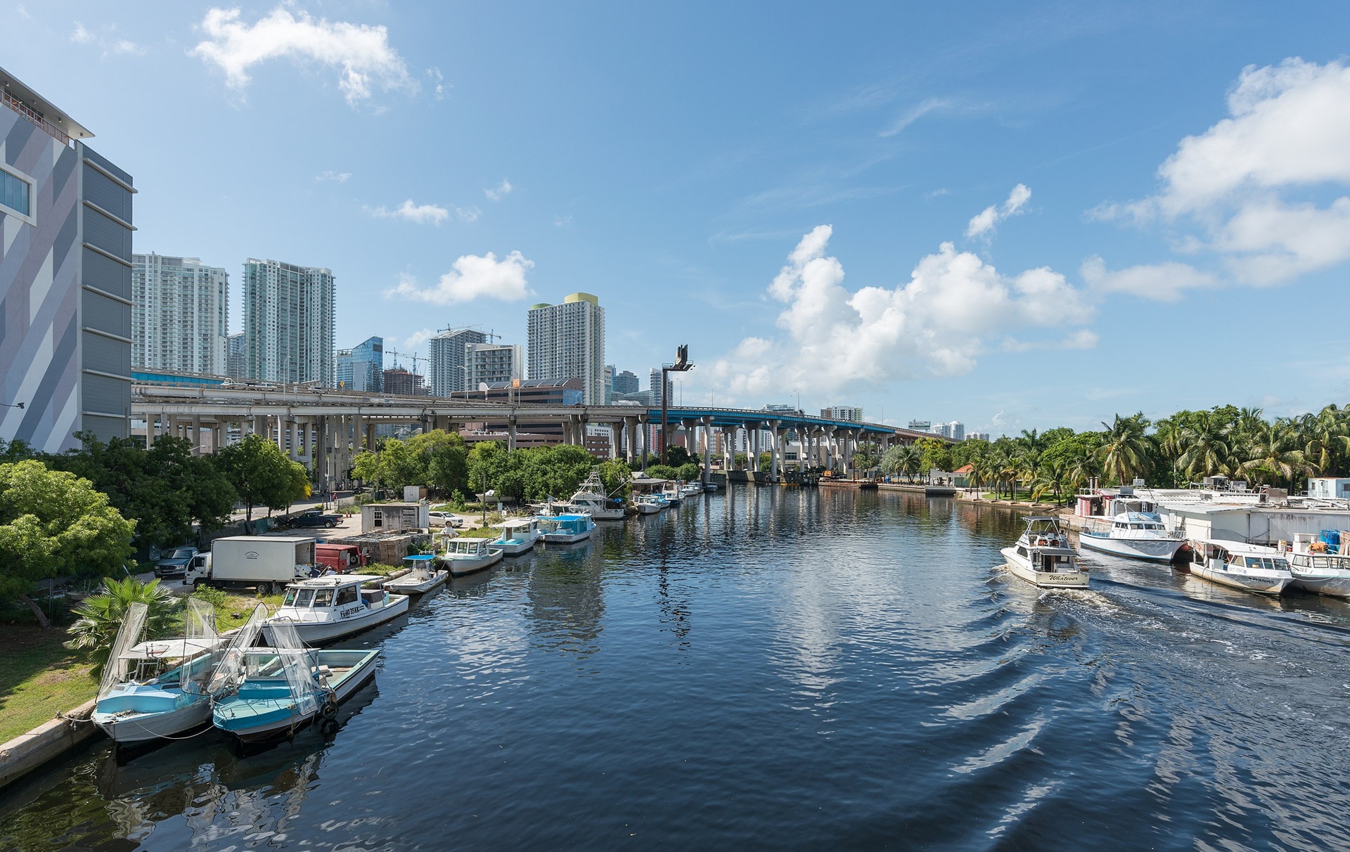 Visão de rio em Miami com barcos atracados