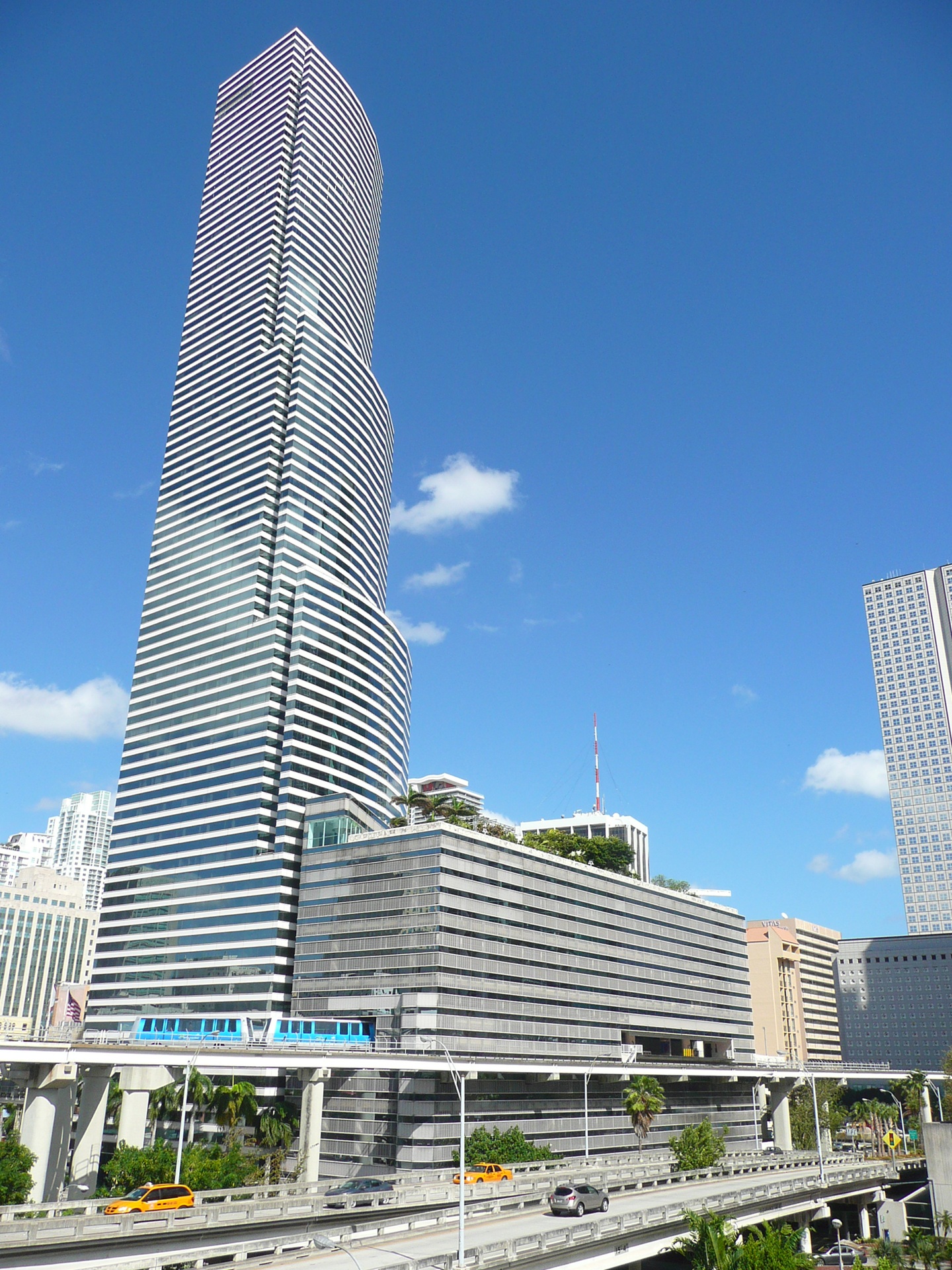 Miami Tower vista de fora em dia de céu azul
