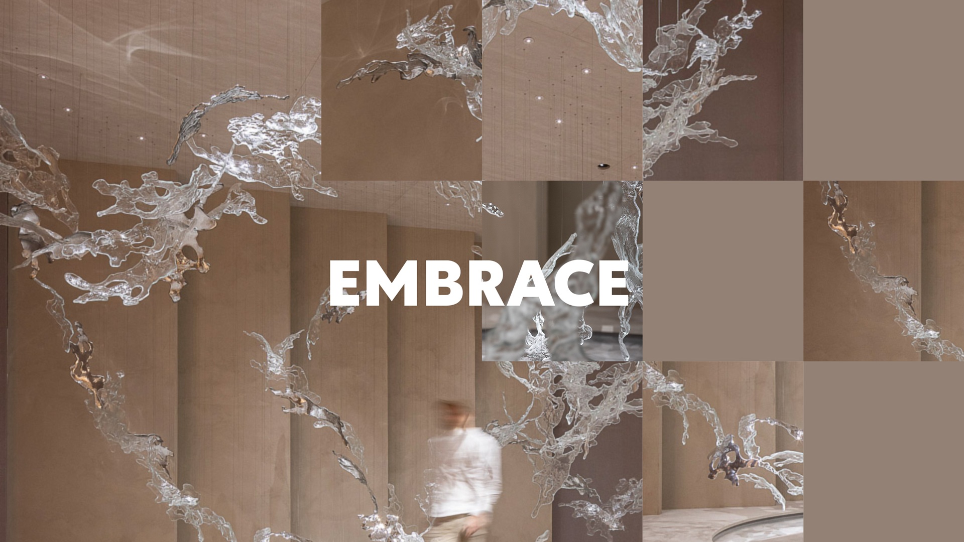 Imagem de espaço da Milan Design Week 2025 que tinha obras em vidro