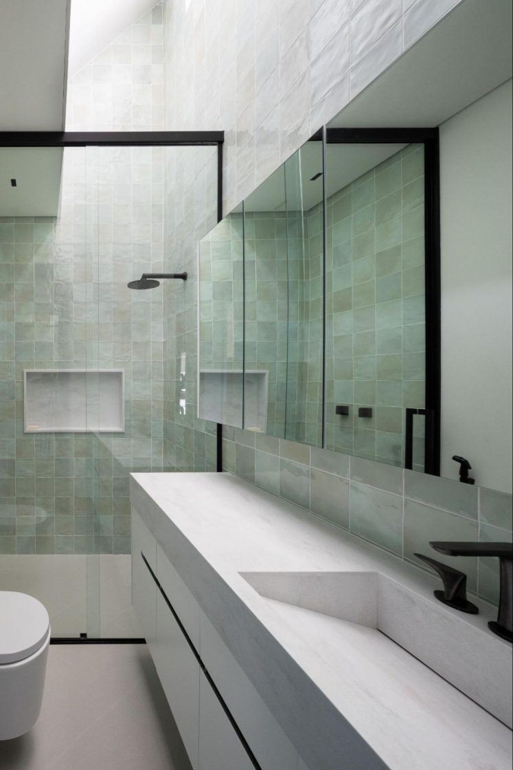 banheiro com azulejo verde água