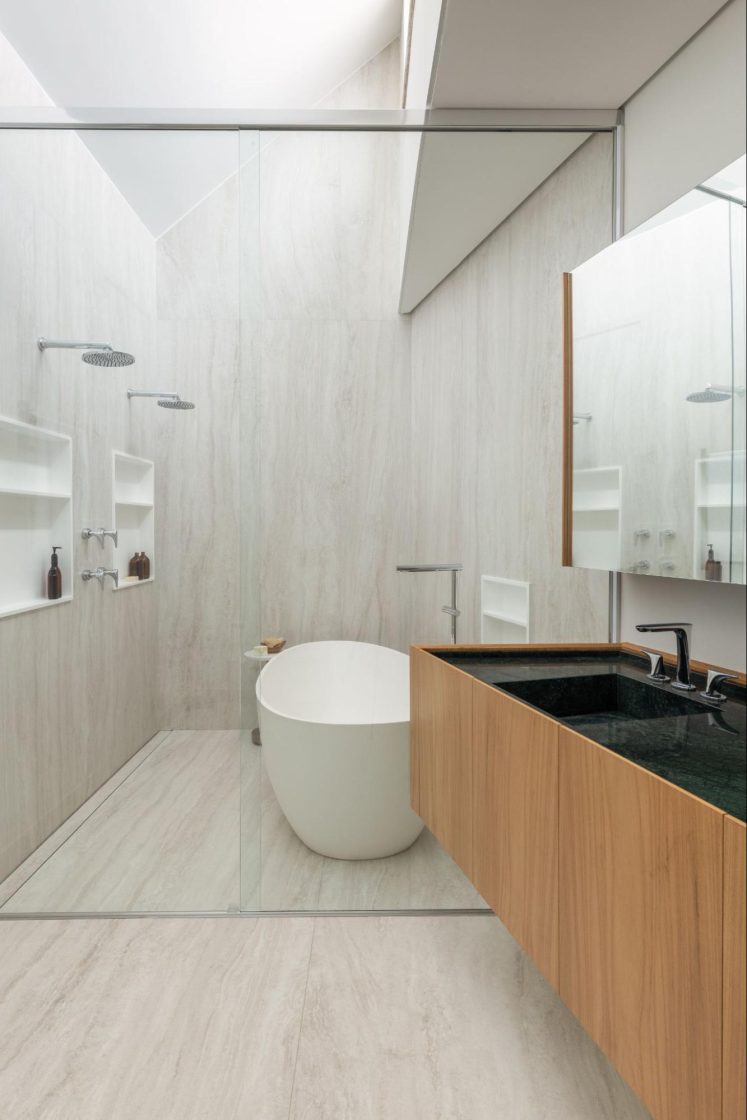 banheiro com mármore travertino em lastra de porcelanato