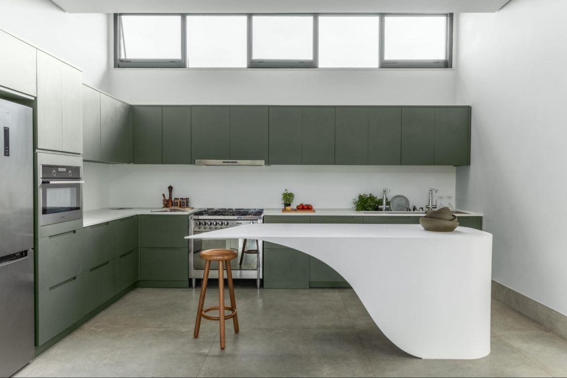 cozinha branca e verde oliva com bancada orgânica