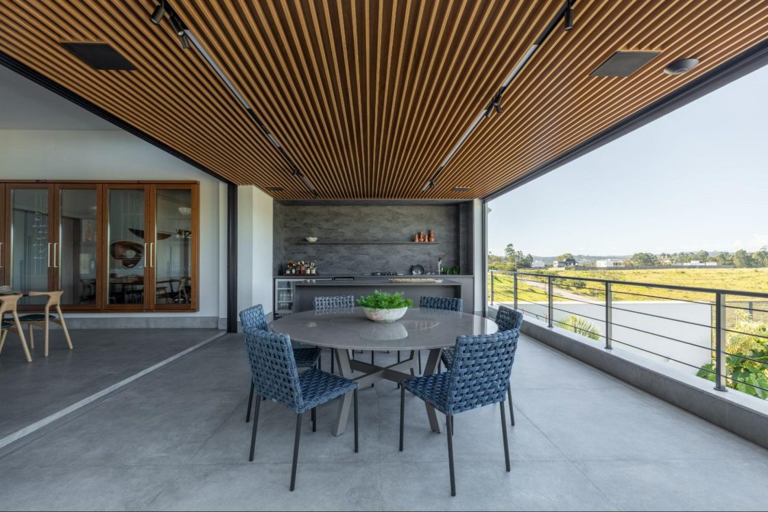 área externa com piso estilo cimento queimado