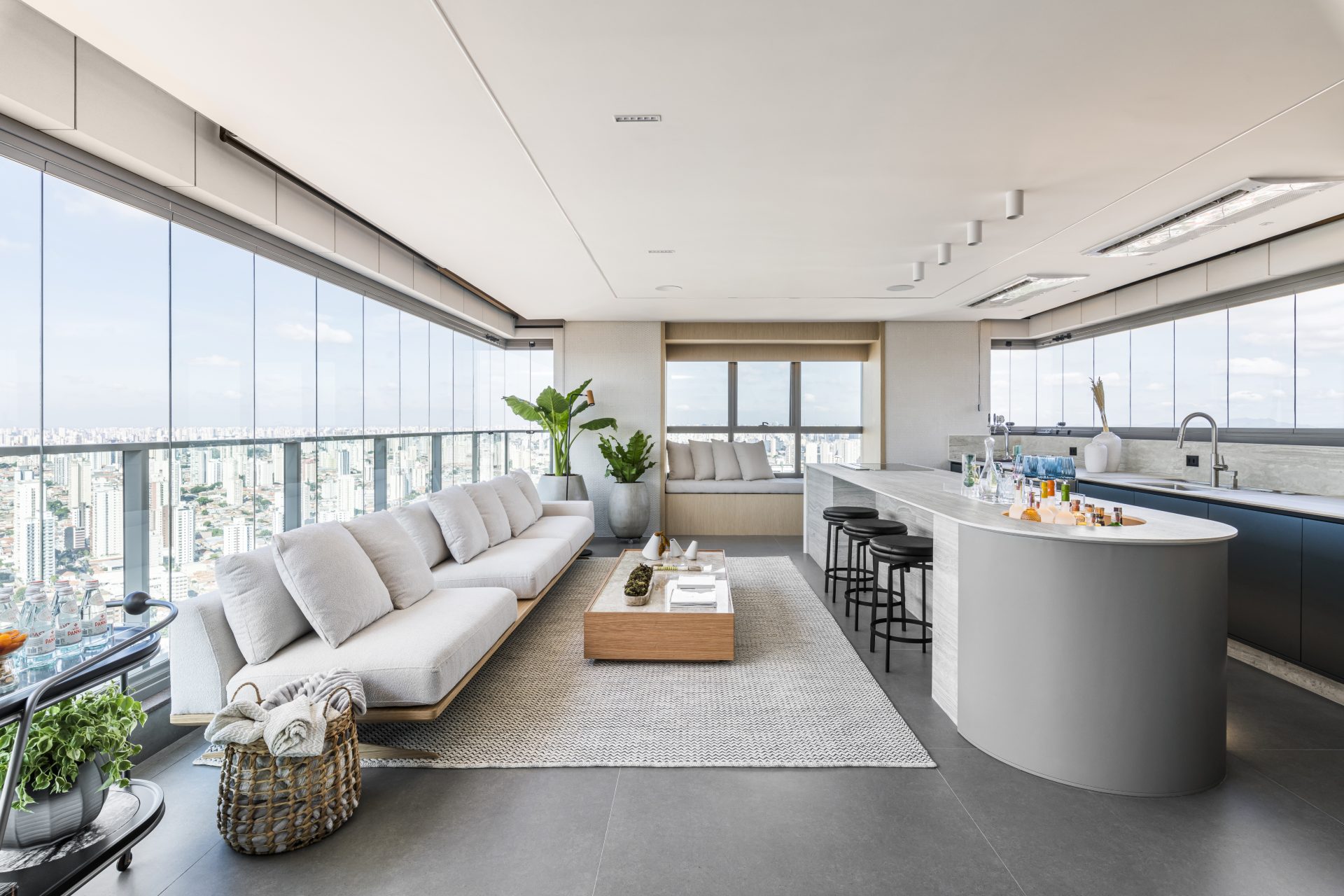 Sala de estar e cozinha integradas em apartamento iluminado