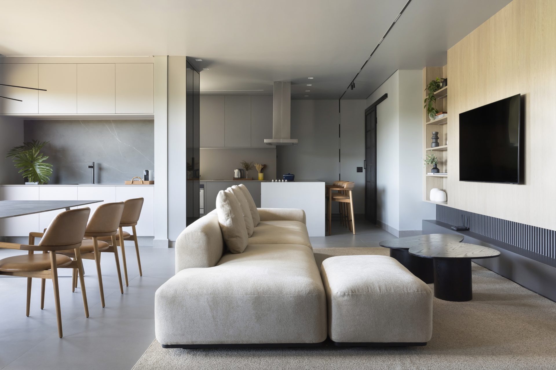 Sala de jantar, de TV e cozinha integradas em apartamento amplo