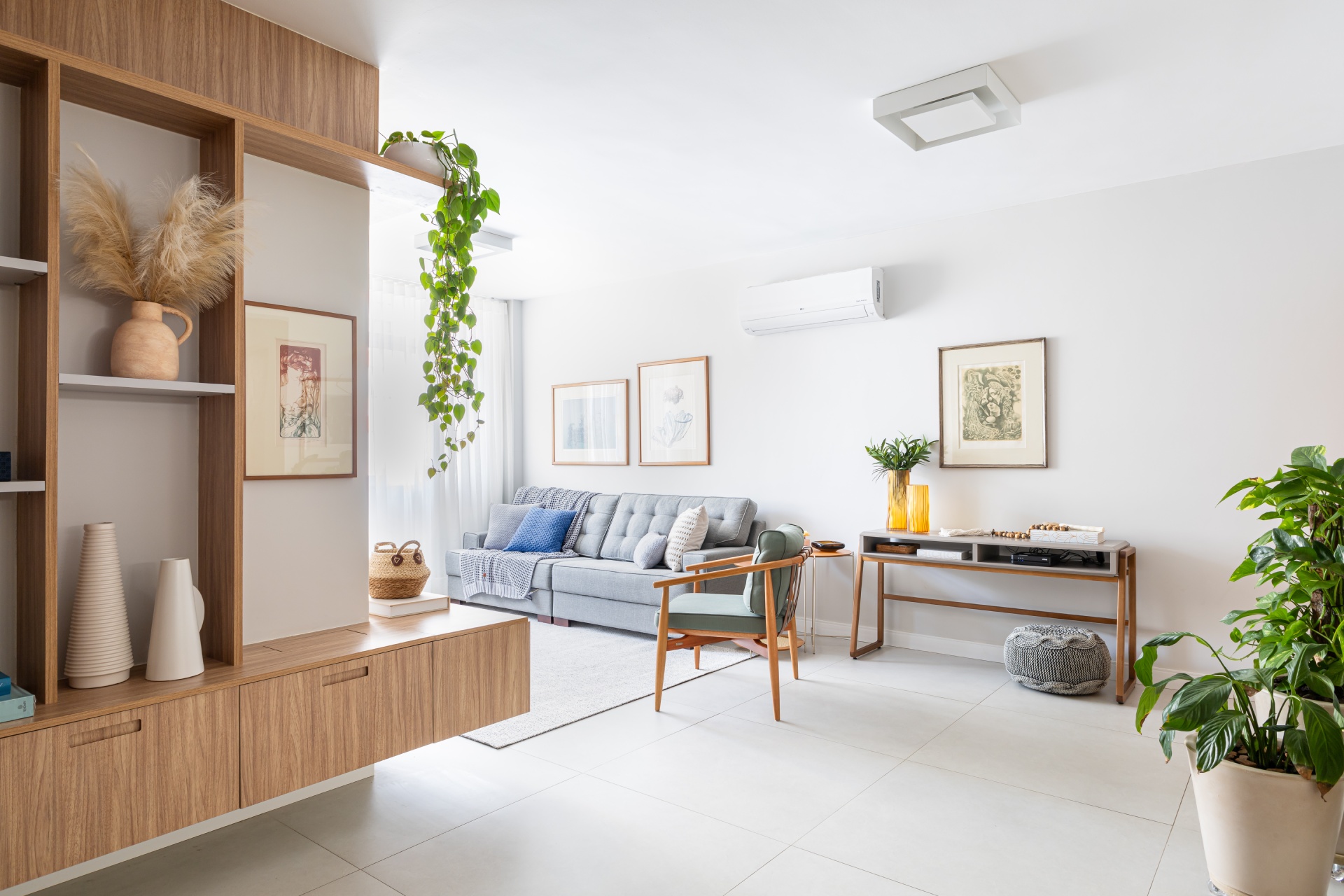 Sala de estar em apartamento com tons neutros e claros