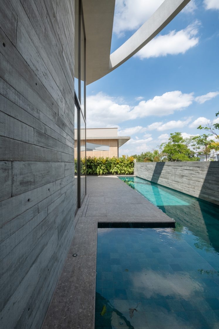 Piscina de alvenaria em área externa de casa