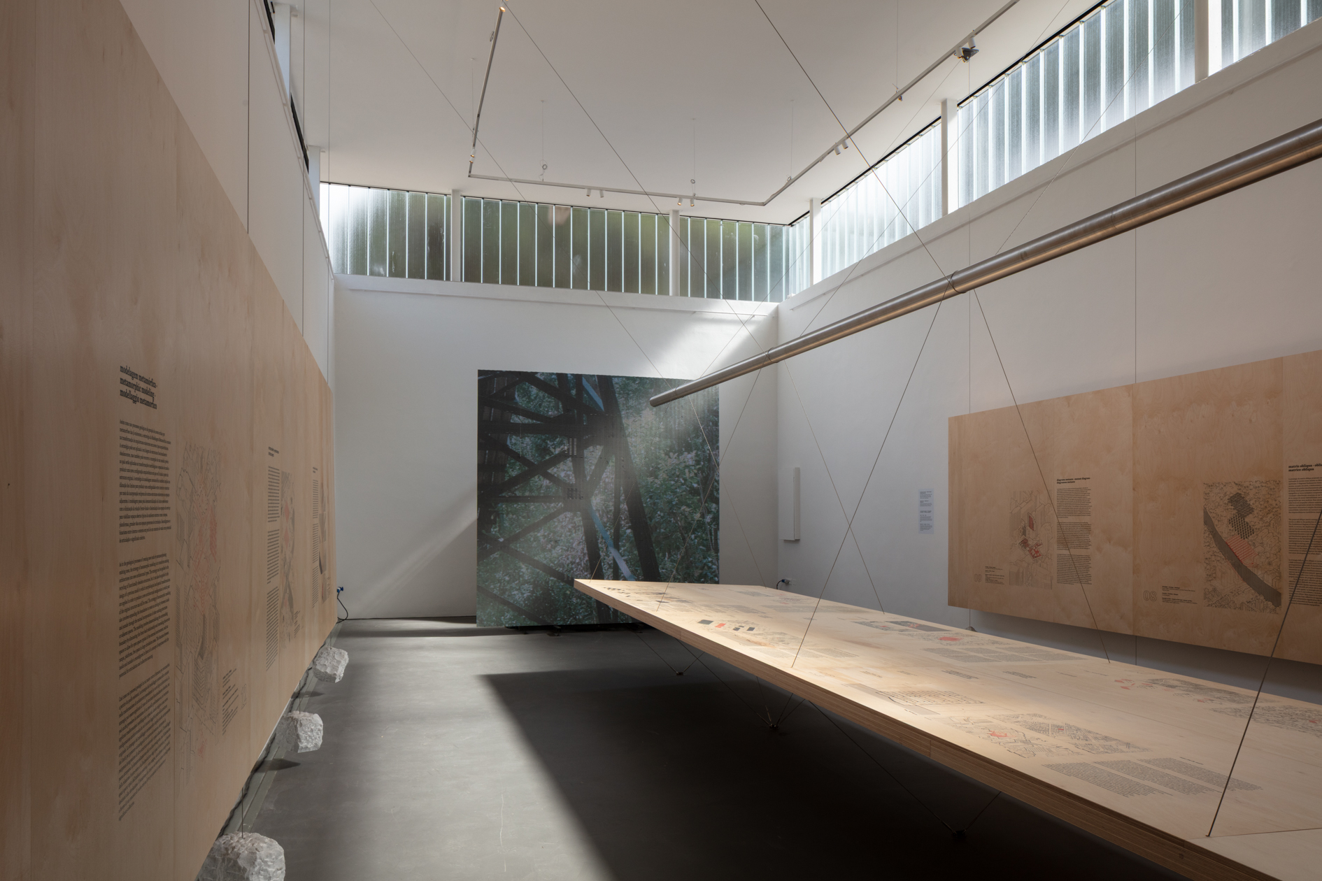 Pavilhão do Brasil na Bienal de Veneza 2025 com estruturas de madeira