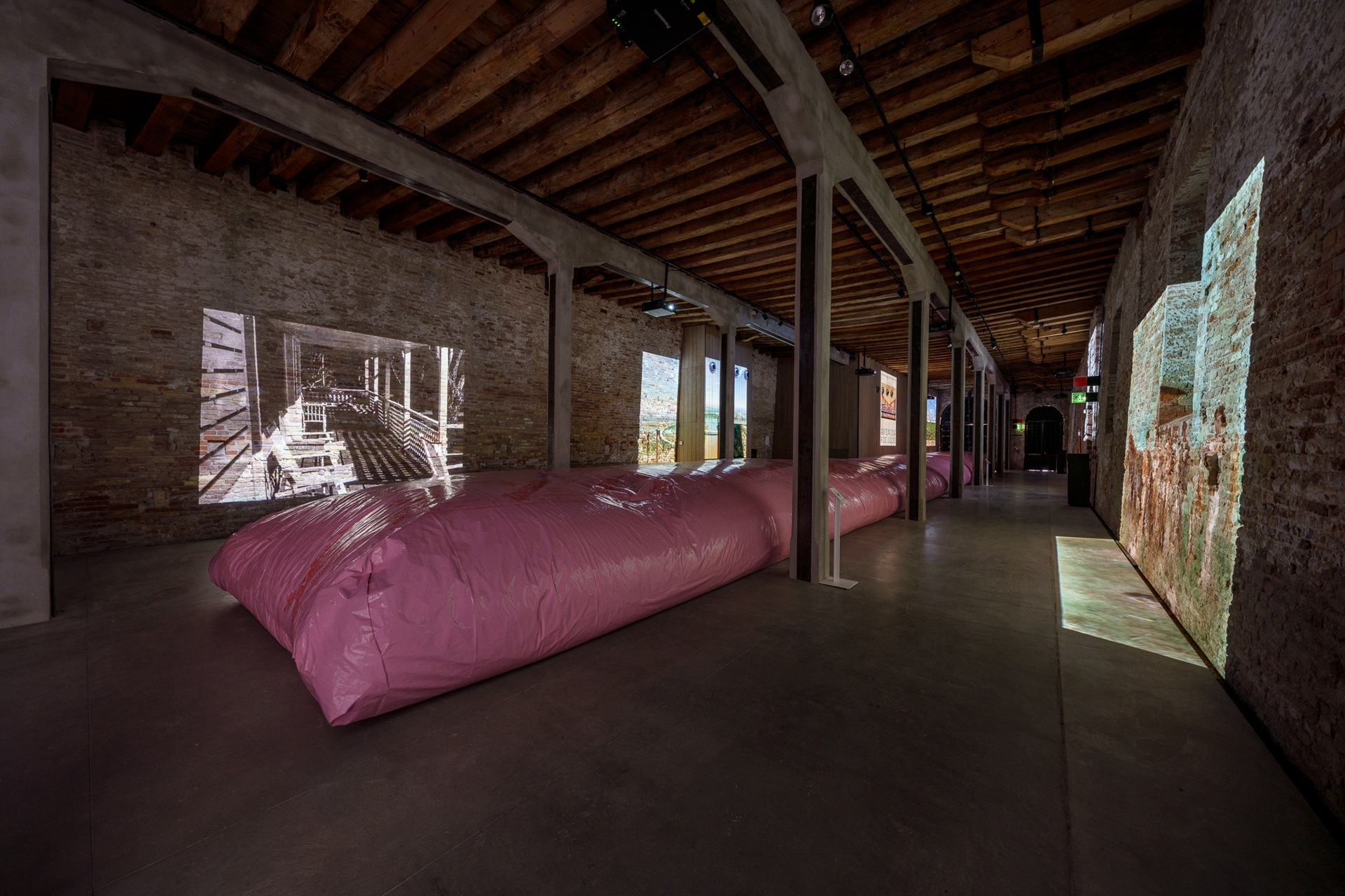 Pavilhão da Argentina na Bienal de Veneza 2025 com grande silobag rosa no centro