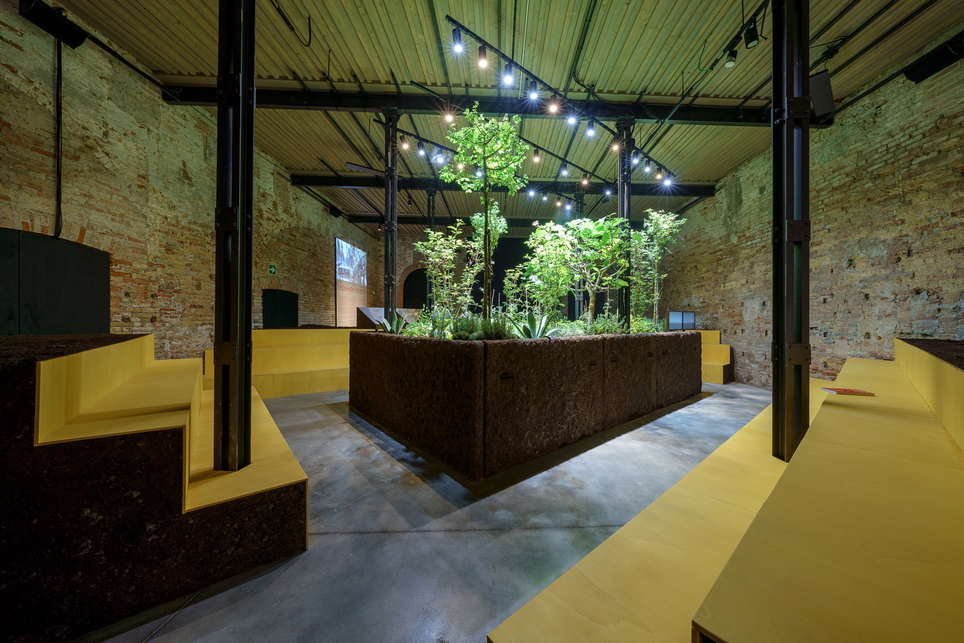 Pavilhão do México com vegetação no centro que remete à cultura local