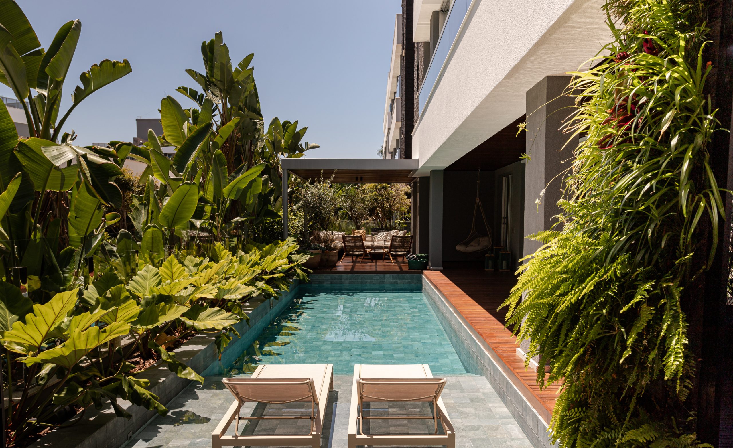 Apartamento garden com piscina e área verde no espaço externo